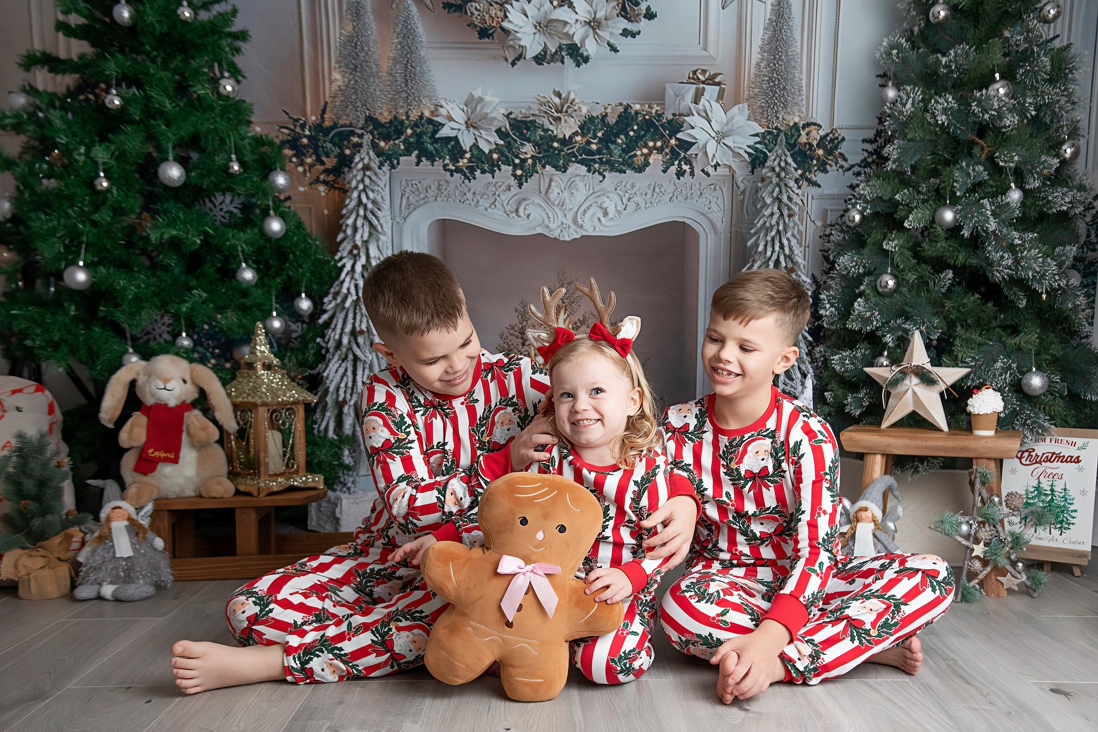 𝐉 𝐀 𝐌 𝐄 𝐒, 𝐀 𝐋 𝐅 𝐈 𝐄 & 𝐋 𝐎 𝐓 𝐓 𝐈 𝐄 ♡
This is one of those families who make my annual minis feel complete, I can’t imagine them without these lovely faces! Thank you for returning to see me year after year 😘✨
✨ Please note that Christmas Mini's are fully booked for 2025. If you wish to be added to the cancellation list or want to be the first to hear about Christmas Mini's for 2026, then please send me a message so I can add you to the list.
📸 Newborn • Baby • Cake Smash • Maternity
💌 starspeckledphotography@gmail.com
📍 Studio in Aldershot, Hampshire
#christmasminis2025
#christmasphotoshoot
#christmas2025
#starspeckledheartsphotography