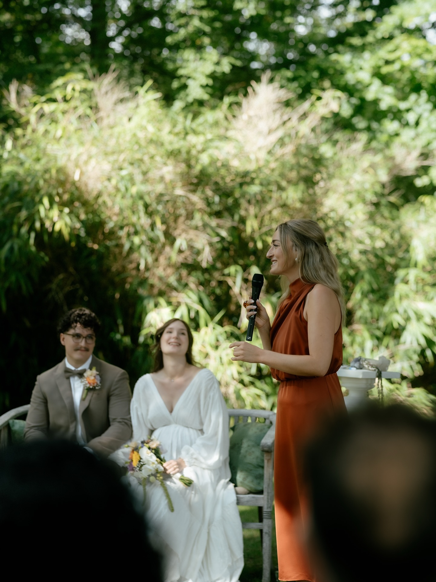 Manchmal beginnt eine große Liebe mit einem Feuerzeug, einem Kaninchen und einem Kuss im Regen.
Mit Buchstabensuppe als Seelenstreicher, Abi Stress, Verlusten und der Frage, ob man sich irgendwann noch einmal neu findet und neu wählt.
🤍
Niemand hätte diesen besonderen Tag so einfangen können wie ihr @weddings.by.juffa ✨
Location: @burgschwarzenstein
