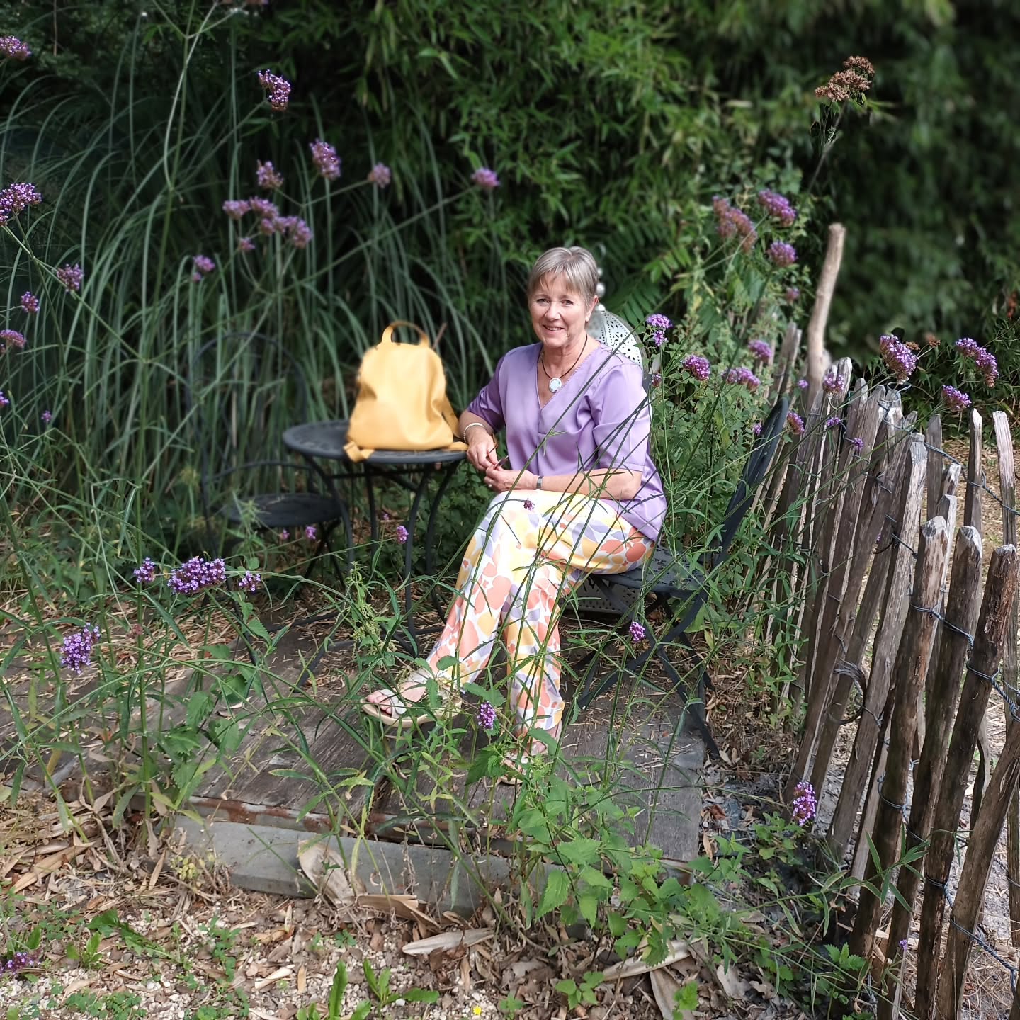 Notre merveilleuse Geneviève nous a fait ce magnique combo: petite blouse, pantalon et sac.Très harmonieux, bravo.