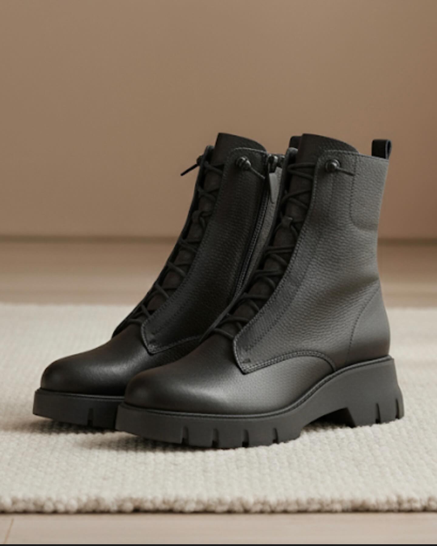 Bereit für den Winter? Wir auch! ❄️
Schwarze Stiefel & Boots sind jetzt ein Must-have für die kalten Tage – und bei uns in Freising findest du die perfekte Auswahl für jeden Winter-Look.
Ob warm gefüttert, elegant oder sportlich – Paul Green und viele weitere Top-Marken bieten Modelle für jeden Style.
Komm vorbei und entdecke deine neuen Lieblings-Winterstiefel! 🖤👢✨
Stylisch. Warm. Winterbereit. ❄️
#freising #paulgreen #boots #stiefel #ootd #grwm #ledersboots