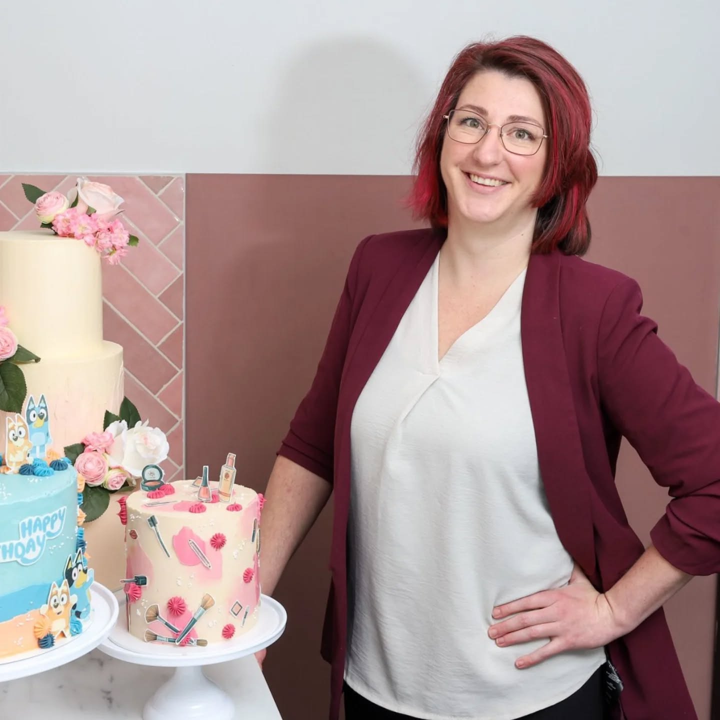 Hé! Die ken ik!...
Of je hier nou net nieuw bent of je volgt mij al een hele tijd; je hebt dit gezicht ongetwijfeld meer dan eens voorbij zien komen op je feed. Maar de introductie van mijzelf (wie is dat nou eigenlijk?) is al weer een poos geleden....
Dit ben ik: Manon. De 33 jarige zoetekauw achter het bedrijf Suikertijd 🤗. Mijn bakstudio is de plek waar ik aan jouw wensen en ideeën wat bloem, suiker, ei en een boel liefde toevoeg. Om er op die manier de heerlijkste herinneringen in de vorm van taart & cupcakes van te maken. Naast cupcakes en taart kun je bij mij ook terecht voor de lekkerste brownies, New York style cheesecake en american chocolate chip cookies.
Of het nou gaat om een verjaardag, bruiloft, babyshower (of gewoon omdat het vandaag donderdag is); ik geloof dat er altijd een reden is voor een lekker stuk taart of koek 🥳.
Naast het bezig zijn met een groeiend, bloeiend bedrijf opbouwen heb ik een geweldige partner die al mijn gekke ideeën steunt en toejuicht, ben ik mama van 2 fantastische kereltjes (3j en 5j) en werk ik parttime in de gehandicaptenzorg. Een combinatie die soms voor behoorlijke (met name planningsgewijs) uitdagingen zorgt, maar die ik voor geen goud zou willen veranderen 🤍.
Maar genoeg over mij!
Wat brengt jou in mijn zoete hoekje van Zuid Berghuizen? 😄
#suikertijd #cupcakes #brownies #cookies #cheesecake #feest #taartopmaat #samengenieten