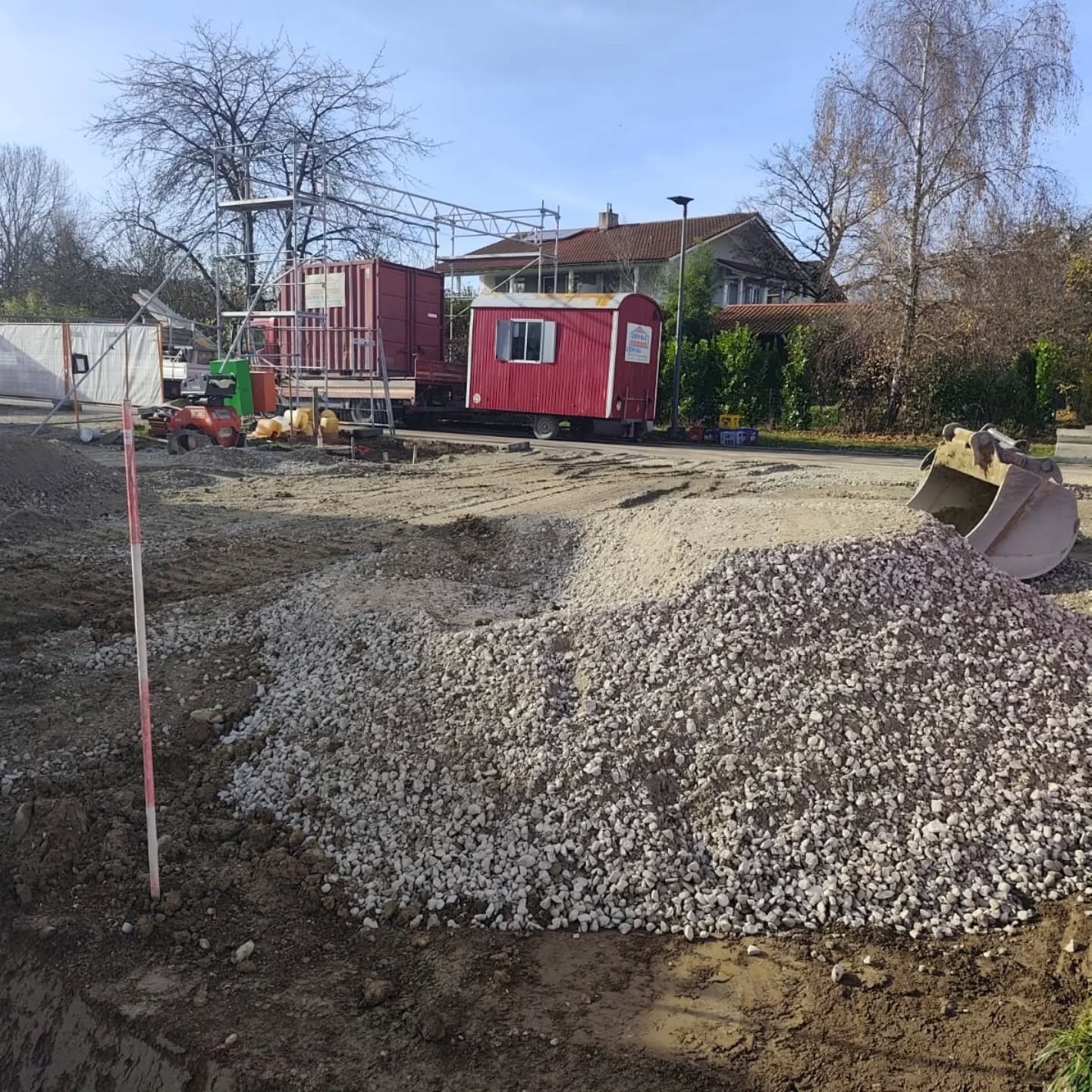 Truppe 2 erfüllt mal wieder einen Traum vom Eigenheim🏠
2,5 Tage für den Baugrubenaushub 🛻
1,5 Tage für Einmessen, Grundleitungen, setzen von Pumpensumpf, einschalen der Bodenplatte, dämmen und verlegen von Rollbewehrung. Es kann betoniert werden 🤠🤠
Freitag wird die Kellerumfassung eingschalt und gegen Mittag betoniert 🏗️👷
Wieder zeigt sich das perfekte Organisation 📝☎️zum reibungslosen ⚙️Ablauf sorgt.
Diese Ergebnisse machen uns stolz und treiben uns an
🏠🤠👷🏗️🤠👷🏠
Wochenende kann kommen ☀️ genießt es, habt ihr euch verdient 😊