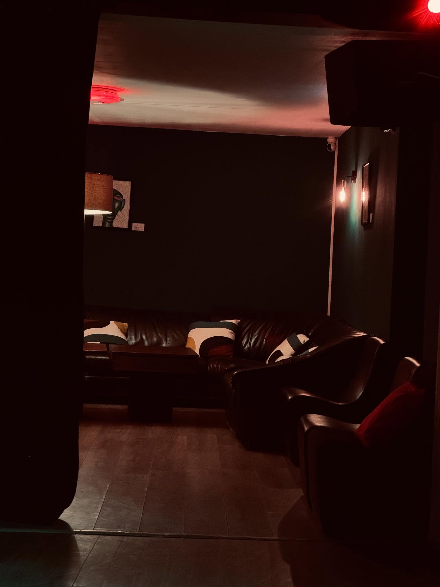 💥 Le Canot’ — Nouvelle énergie. Nouvelle histoire. 💥
✨ Le Canotier Live devient Le Canot’. ✨
Un lieu qui revient à son âme, à sa vision première :
👉 Sortir autrement.
Ici, on choisit :
✨ la proximité plutôt que la foule
✨ l’émotion plutôt que le bruit
✨ le live à quelques mètres
✨ les rencontres vraies, les moments qui comptent
Pour ceux qui préfèrent les soirées qui rassemblent sans bousculer,
les souvenirs plutôt que le vacarme,
et l’élégance plutôt que le chaos.
Ce lieu a traversé des tempêtes, des doutes, des virages.
Et aujourd’hui, il respire à nouveau.
Aujourd’hui, il retrouve son âme.
Et cette âme, c’est Le Canot’. 🖤
Un lieu hybride et vivant :
🎉 Jeudis Afterwork
💃 Vendredis dansants à thème
🎶 Samedis Apéro Live & Club Lounge
🌿 Terrasse, salons cosy, jeux
🥂 Privatisations possibles
Une nouvelle signature.
Une nouvelle histoire.
Et elle commence maintenant.
❤️ Merci à celles et ceux qui ont cru en ce lieu.
« Merci à celles et ceux qui m’ont soutenue. » — Patricia
🎉 Rendez-vous dès ce soir.
On ouvre les portes, on allume les lumières, on danse.
📍 Aurillac
🔗 Agenda & infos : lecanotierlive.fr
#LeCanot #LeCanotierLive #Aurillac #SortirAutrement #SamedisLive #AurillacByNight