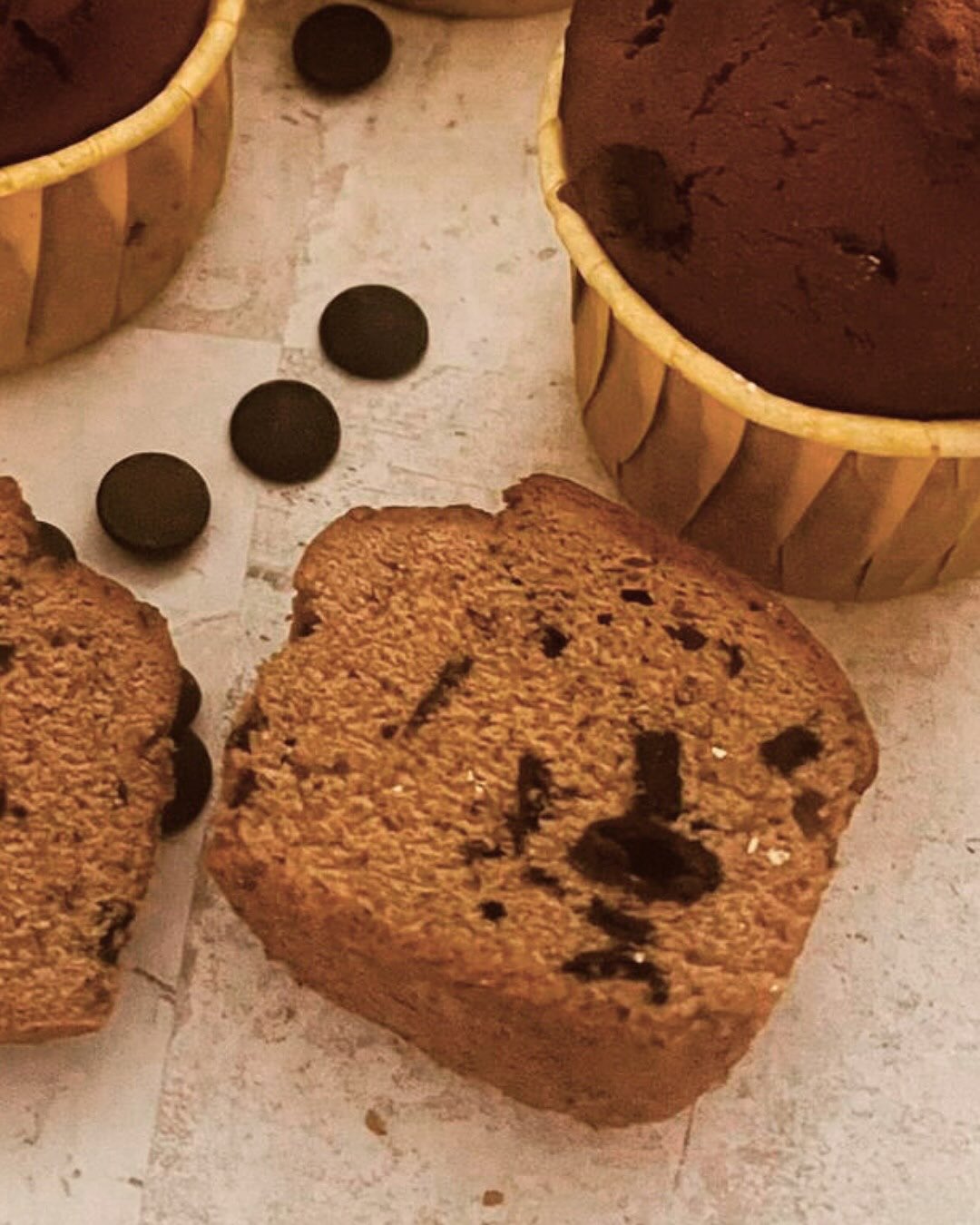 Le castagne nascono nei paesi che si affacciano sul Mediterraneo, dove il castagno era chiamato “albero del pane dei poveri”. La farina di castagne, naturalmente senza glutine, che usiamo per i dolci di La Spiga Amica arriva dall’Appennino Emiliano e profuma di bosco e legna d’autunno. Al palato si ritrovano note di miele, nocciola, vaniglia e cacao.Avete già provato i nostri muffin e tortini con cioccolato fondente fuso? Altro che pane dei poveri: sono pura bontà.
📍Ti aspettiamo nei nostri negozi di Bologna e Milano per assaggiarli.
#laspigaamica #glutenfree #senzaglutine #pasticceriaglutenfree #dolcisenzaglutine #glutenfreebologna #glutenfreemilano