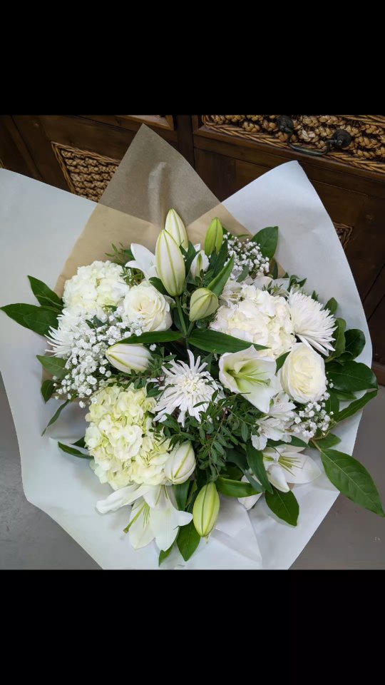 ✨ Douceur et élégance en blanc ✨
Aujourd’hui, je vous partage un bouquet tout en délicatesse : des fleurs blanches, symbole de pureté, de calme et d’harmonie.
Un assemblage lumineux, parfait pour apporter une touche de poésie à votre intérieur ou offrir un moment de sérénité à quelqu’un que vous aimez. 🤍🌿
Passez à l’atelier à Nice pour découvrir toutes nos créations du jour !
#fleuriste #fleur #florist #flower #nice #ilovenice #bouquet #blanc #whiteflowers #artisanfleuriste #fleursdenice #madeinfrance #decoration #naturel #fleuristefrançais 🌸
