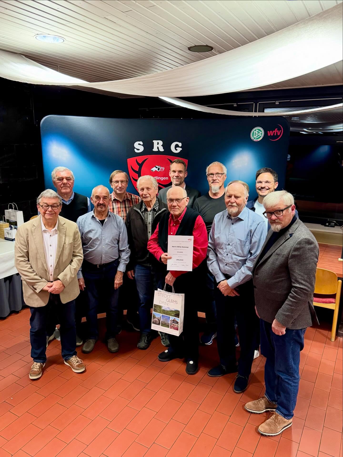 Ehre wem Ehre gebührt! 🙌⚽️
Am Freitag fand der Ehrungsabend der SRG Reutlingen statt – ein besonderer Abend, an dem wir innehalten, zurückblicken und unseren langjährigen Schiedsrichterkameraden den Platz geben, den sie verdient haben.
Nach der Begrüßung durch unseren Obmann Ronny Haag, der eindrucksvoll den Wert ehrenamtlichen Engagements hervorhob, richtete der Bezirksvorsitzende Markus Werthmann persönliche Worte und Grüße an alle Anwesenden. Anschließend übernahm Philipp Herbst als Laudator und Vertreter des WFV und führte mit viel Herz, Humor und Wertschätzung durch die Ehrungen.
🏅 Ehrung für 20 Jahre
Ralf Siegert – von Philipp als zuverlässiger, besonnener und stets souveräner Schiedsrichter beschrieben. Ein Kamerad, auf den man sich immer verlassen kann.
🏅 Ehrung für 40 Jahre
Eine beeindruckende Gruppe, die unseren Bezirk über vier Jahrzehnte mitgeprägt hat:
•Otto Fauser
•Janko Hrcek – von Philipp treffend als „Prototyp des unauffälligen Schiedsrichters“ bezeichnet: verlässlich, ruhig, präsent, aber nie im Mittelpunkt.
•Adolf Koppitsch
•Achim Leibfritz
•Klaus Rapp – frühere Obmann, langjähriger Beobachter und Staffelleiter; seine Laudatio fiel zurecht etwas ausführlicher aus.
•Manfred Stotz
•Klaus Sulz – ein Schiedsrichterleben voller Engagement: seit 1985 an der Pfeife, viele Jahre Schiri-Betreuer beim SSV und später beim VfB, 33 Jahre im Ausschuss, zwischendurch Einteiler, Obmann und Vorsitzender des Fördervereins.
Für ihn fand Philipp die passenden Worte: „Held der zweiten Reihe“ – ein Titel, der seine jahrzehntelange Arbeit hinter den Kulissen perfekt beschreibt.
🏅 Ehrung für 50 Jahre
Halb ein Jahrhundert – eine Lebensleistung für den Fußball:
•Willy Kommer – seit 61 Jahren dabei, u. a. in der 2. Amateurliga aktiv, dazu Beobachter und Ausschussmitglied. Ein Schiedsrichter, den selbst eine Reifenpanne nicht davon abhielt, sein Spiel zu pfeifen.
•Hans-Werner Zwicknagel – krankheitsbedingt abwesend, aber in Gedanken und Anerkennung selbstverständlich dabei.
Ein Abend voller Dankbarkeit, Kameradschaft und Respekt. Ein Abend, der zeigt:
Schiedsrichter sein ist mehr als ein Hobby – es ist Leidenschaft, Verantwortung und ein Stück Lebensweg.