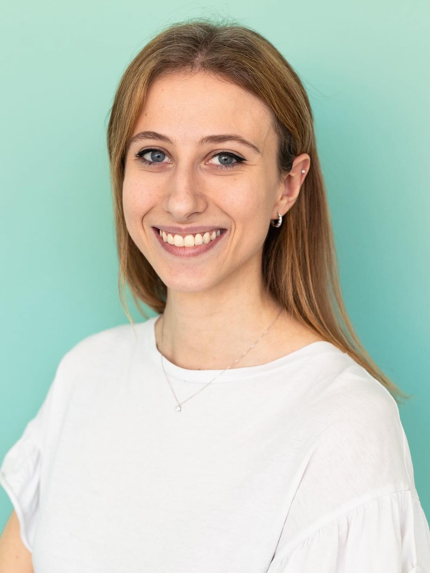 Ci presentiamo…
✨Laura Inferrati✨
Sono educatrice e formatrice, in specializzazione come pedagogista e coordinatrice genitoriale trigenerazionale. Mi occupo di consulenze educative rivolte a genitori e famiglie, come spazio di ascolto, confronto e crescita, non solo nei momenti di difficoltà ma anche per prevenire tensioni e rafforzare le relazioni. Propongo percorsi personalizzati che aiutano a migliorare la comunicazione in famiglia, gestire conflitti o cambiamenti (come separazioni, nuovi contesti o passaggi scolastici), sostenere l’autonomia dei figli, rinforzare l’autostima e favorire una gestione più serena delle emozioni e della quotidianità.