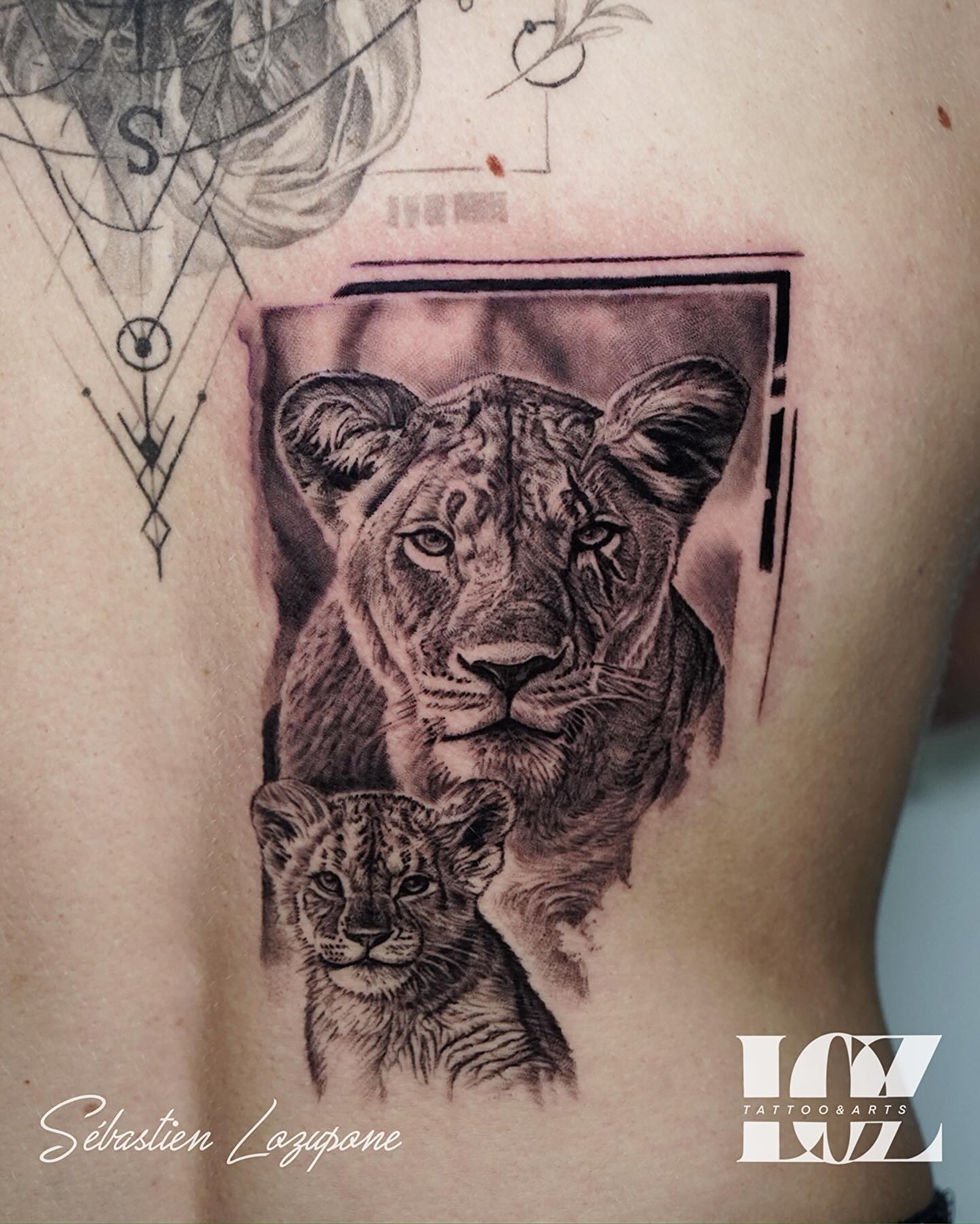 𝑭𝒂𝒎𝒊𝒍𝒍𝒆
On continue ce dos autour de symboles représentant la famille pour ma cliente. On a déjà fait le haut du dos avec une autre pièce il y’a un peu plus de six mois. Je vous montre ça demain 😉.
Un projet? Contactez moi 😉
👇
💻 https://www.loz-tattoo.com/
☎️ : 0602536626
#tattoo #tattoos #tattooist #tattoostyle #tattooing #tatouage #tatouagerealiste #tatouagevaucluse #ink #inked #inkedmag #sébastienlozupone #tracedencrestudio #loztattooandart #graphicdesign #graphictattooart #lionne #lionnetattoo #famille #familyfirst #famillytattoo