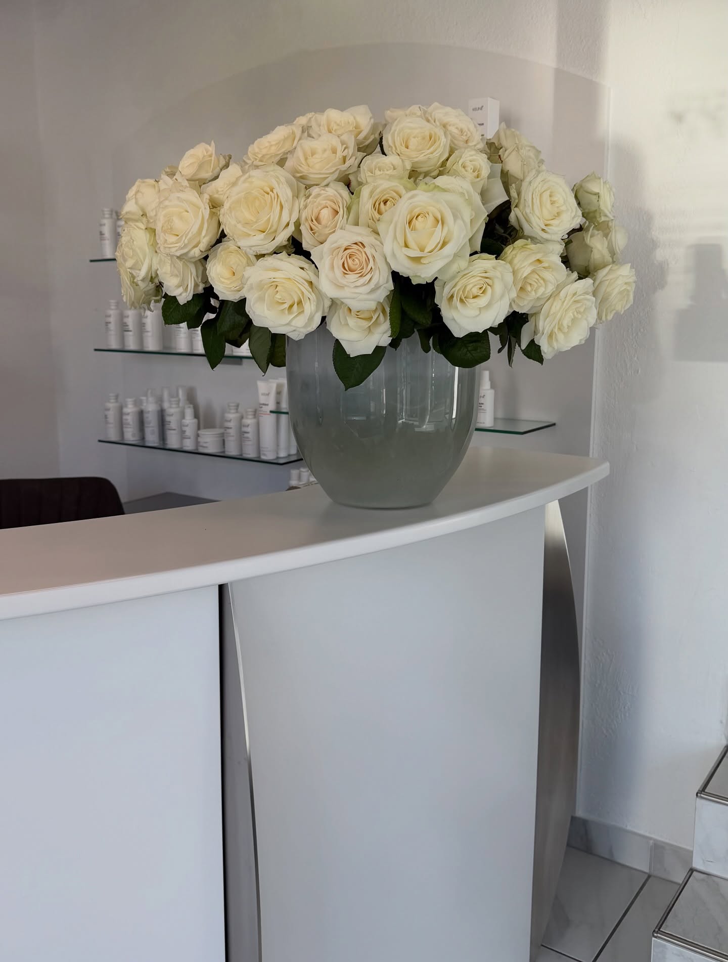 Hello Thursday! let’s make it beautiful 🤍
#houseofbeauty #switzerland #beauty #skincare #facial #cosmetics #cosmetic #hairdresser #hairstyle #beautyhouse #welcome #clientlove