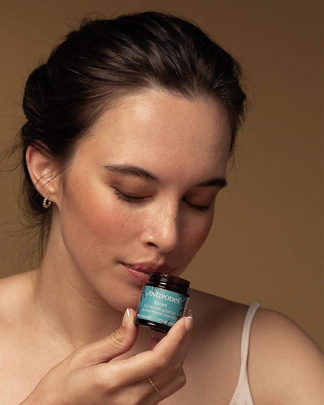 / 🫧 Prenez soin de votre regard avec le contour des yeux Anoint @antipodesskincare
Formulé à base d’extrait de café, de miel de manuka et d’acide hyaluroinque végétal, ce contour des yeux rafraîchit intensément la peau délicate du contour de l’œil, tout en atténuant l’apparence des yeux gonflés et des poches.
Sa texture gel pénètre facilement et laisse le regard reposé, hydraté et visiblement plus lisse. Riche en antioxydants naturels, il protège cette zone sensible du stress oxydatif et du vieillissement prématuré.
Un soin quotidien pour un regard frais, lumineux et plein de vitalité 🌿
.
.
.
.
.
.
.
.
.
.
#antipodes #contourdesyeux #soinnaturel #onbsch #beautenaturelle #acidehyaluronique #rituelvisage #antioxydantsnaturels