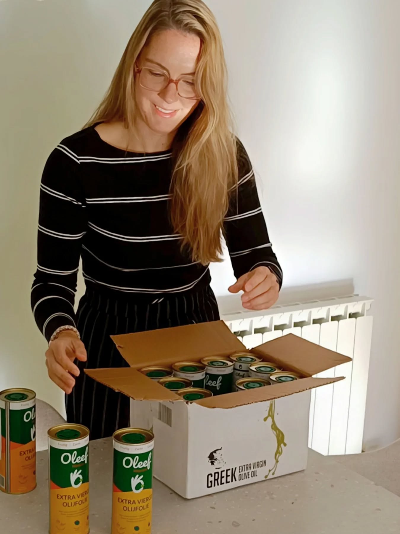 Meet the founder🫒
15 jaar geleden proefde ik op Kreta voor het eerst goede olijfolie. Zoals die hoort te zijn zeg maar. Bam. Verslaafd. Sindsdien bestel ik ieder jaar mijn voorraad vloeibaar goud daar.
En nu? Zit ik in een olijfolie-proefpanel (ja, dat bestaat echt 🤓). Daar leer ik hoe je olie herkent die top is (en welke je beter als lampenolie gebruikt).
Met oleef.nl wil ik jou die trucjes ook meegeven. Zonder moeilijke praatjes, zonder poespas. Gewoon: hoe je een goede olie kiest, en hoe je ’m gebruikt. Want olijfolie is er om van te genieten. Niet om zuinig mee te doen👌🏼.
#oleefjeuit #meetthefounder