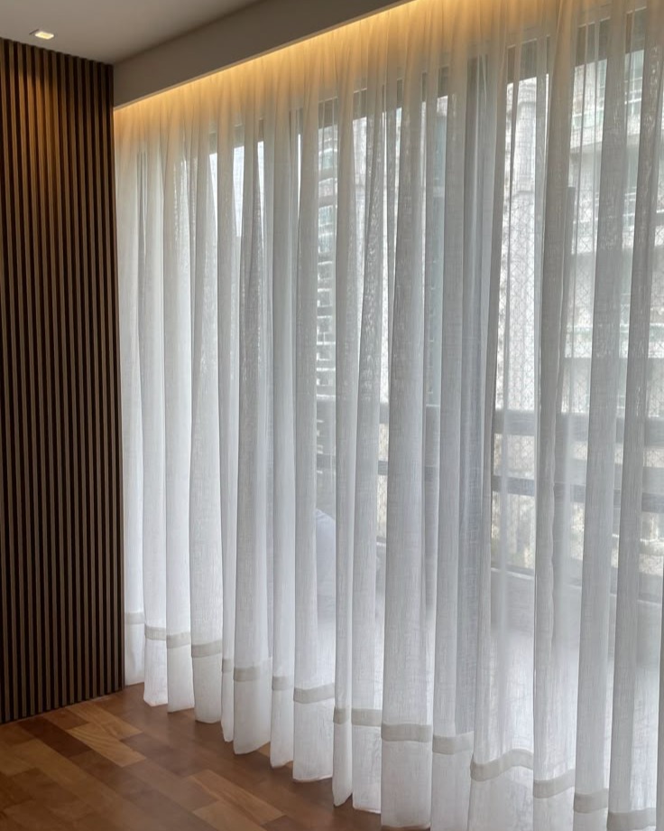 O toque de elegancia que sua casa merece 💛
A suavidade do tecido, a leveza da luz e o acabamento impecável. Cortinas sob medida que elevam a estética do seu ambiente.
Projetos exclusivos pensados e adequados para seu ambiente, entre em contato conosco!