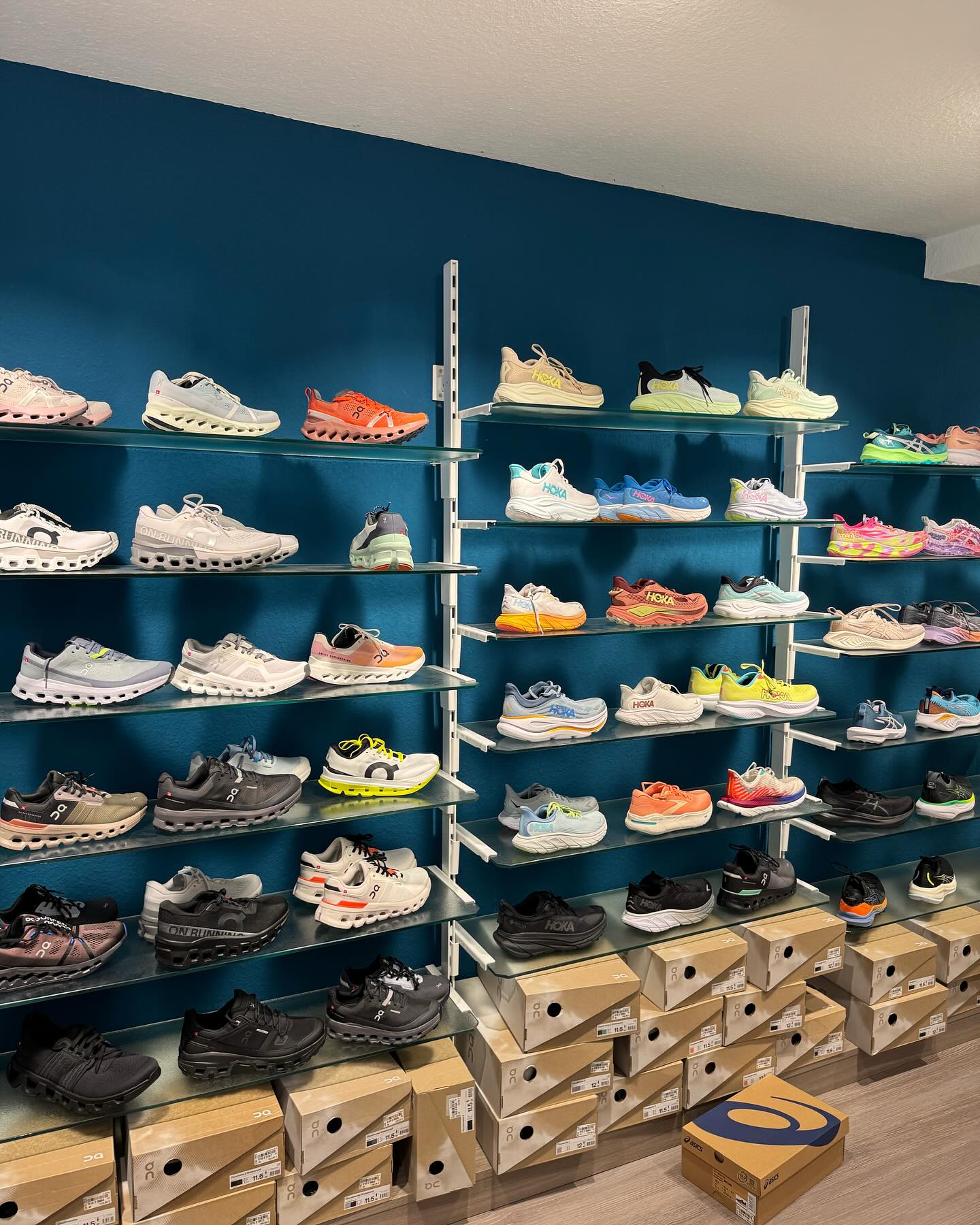 🏃♂️ Die richtigen Laufschuhe für dein Training – bei KAMPA Schuhe Freising!
Egal, ob du gerade erst mit dem Laufen beginnst oder schon viele Kilometer in den Beinen hast – der passende Laufschuh ist der Schlüssel zu mehr Komfort, Stabilität und Freude am Sport.
👟 Für Anfänger
• Gute Dämpfung
• Sicherer Halt
• Angenehme Passform für längere Runden
🔥 Für ambitionierte Läufer & Profis
• Leichte, reaktionsstarke Modelle
• Stabile Sohlen für Tempo & Technik
• Speziell abgestimmt auf unterschiedliche Laufstile
🌧️ Laufen bei Regen? Kein Problem!
Bei uns findest du Gore-Tex Laufschuhe, die deine Füße zuverlässig trocken halten – ideal für Regentage, nasse Wege und kühlere Temperaturen.
💬 Unser Service in Freising:
• Individuelle Laufanalyse
• Fachkundige Beratung
• Große Auswahl an Laufschuhen von On Running, Brooks, Hoka, Asics u.v.m.
👉 Schau vorbei bei KAMPA Schuhe Freising und finde deinen perfekten Laufschuh – für jedes Niveau und jedes Wetter!
#laufschuhe #laufanalyse #laufenmachtglücklich #runningcommunity #onrunning #brooksrunning #hokarunning #asicsrunning #goretex #freising #sportfreising #laufschuhberatung #runhappy