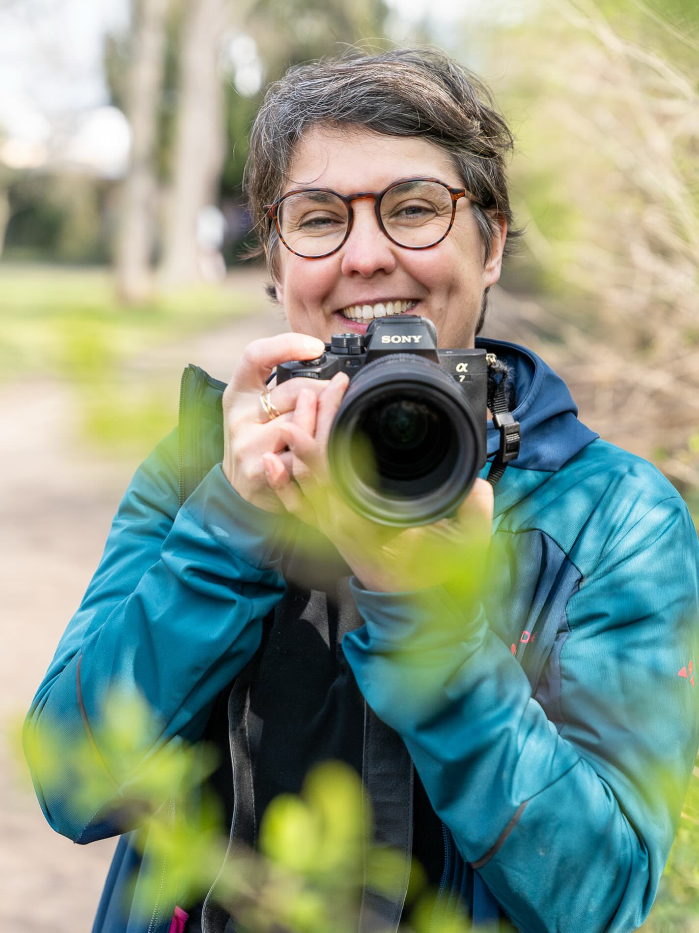 Es sind in der letzten Zeit ein paar neue Gesichter dazu gekommen. Das will ich nutzen, um mich kurz vorzustellen.
Ich bin Nicole, 42 Jahre, naturverbunden, reiselustig und Fotografin aus Leidenschaft. In den letzten zehn Jahren hat mich die Fotografie in viele Länder dieser Erde geführt, u.a. nach Myanmar, Äthiopien, West-Papua, die Schweiz und auf die Färöer-Inseln. Zurück in meiner Heimat Thüringen begleite ich euch mit der Kamera, am liebsten ganz natürlich und authentisch.
Ich freue mich, dass du mein Profil gefunden hast. Fühl dich herzlich eingeladen, zu bleiben und mich hier ein Stück zu begleiten.
#fotografin #herzensbusiness #solopreneur #fotografinjena #selbstständig #jena #thueringen #mompreneur #businessfotografie #porträtfotografie #dokumentarischefotografie #authentischefotografie
#alleinerziehend #mompreneur #selbstständigmitkind #workingmom
