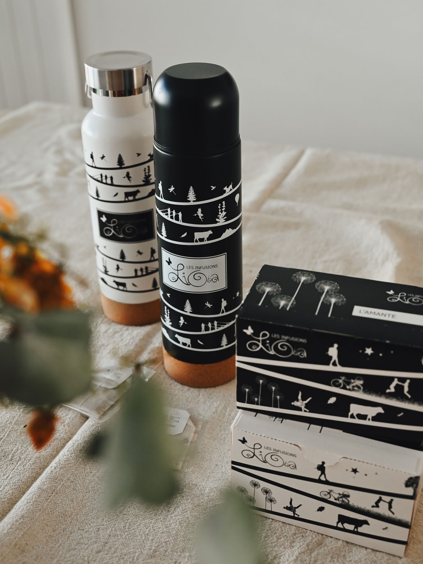 Nouveau look, même mission : garder vos infusions au chaud, partout où vous allez.
Au bureau, en balade ou lors d’un moment détente, le thermos Lioba devient votre meilleur allié. 🌿☕