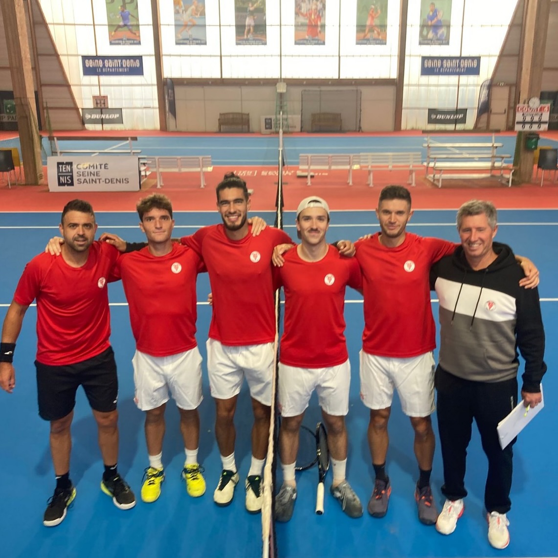 𝐌𝐚𝐭𝐜𝐡 𝐧𝐮𝐥 𝐞𝐧 𝐭𝐞𝐫𝐫𝐞 𝐟𝐫𝐚𝐧𝐜𝐢𝐥𝐢𝐞𝐧𝐧𝐞 !
« Ce n’est pas un mauvais résultat, mais ce n’est pas un bon résultat non plus » : les mots de Philippe Pages, le capitaine du Biarritz Olympique, résonnent dans les vestiaires du centre de ligue du 93 à Aulnay-sous-Bois où s’est joué, samedi 15 novembre, la première journée du championnat de pro B. Le BO, favori sur le papier contre le TC Villemomble face à des joueurs tous moins bien classés, ramènent un nul (3-3) à l’issue d’un dernier super tie break remporté par le double 2, Cervantes-Brocas, 10-8. Un moindre mal. On le sait, en tennis, entre le papier et le terrain, la différence est parfois tenue.
La suite de l’article sur le site du BO Tennis & Padel, rubrique Compétitions.
@pages_philippe @johnecheverria__ @orlovladyslav @asb_26 @andreabrocas_ #botennis #prob #tennis @lnatennis