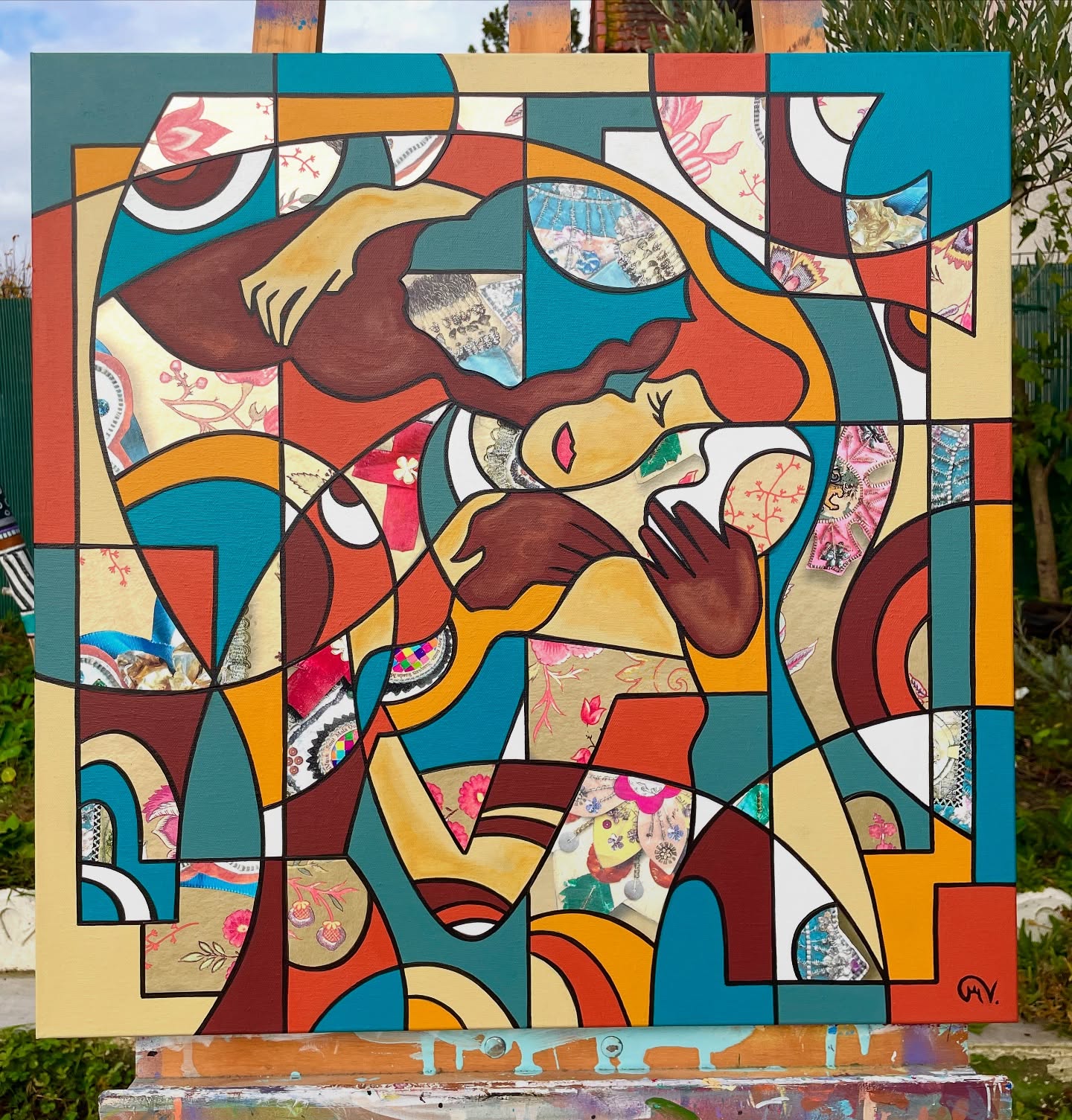 Titre : GOLDEN KISS I 🆕
Dimensions H60 x L60 cm Châssis 3D
Collage et Acrylique sur toile - Oeuvre originale
Disponible 💚
~~~~~~~~~~~~~~~~~~~
« Dans cette réinterprétation contemporaine du Baiser, l’artiste revisite l’héritage de Gustav Klimt à travers un langage graphique aux allures de vitrail. Les silhouettes enlacées se déploient en une mosaïque de formes géométriques, où la ligne noire structure l’espace tout en laissant affleurer des fragments de papier peint doré signé Christian Lacroix. Cette technique mixte de collage et peinture crée un dialogue entre opulence décorative et abstraction moderne, célébrant la puissance du geste amoureux.»
•
•
•
•
#artwork #Painting #Art #peinture #collage #christianlacroix #Artistepeintre #creation #atelierdartiste #artstudio #artcontemporain #lebaiser #klimt #gustavklimt #50nuancesdemarguerite #maguyvaz