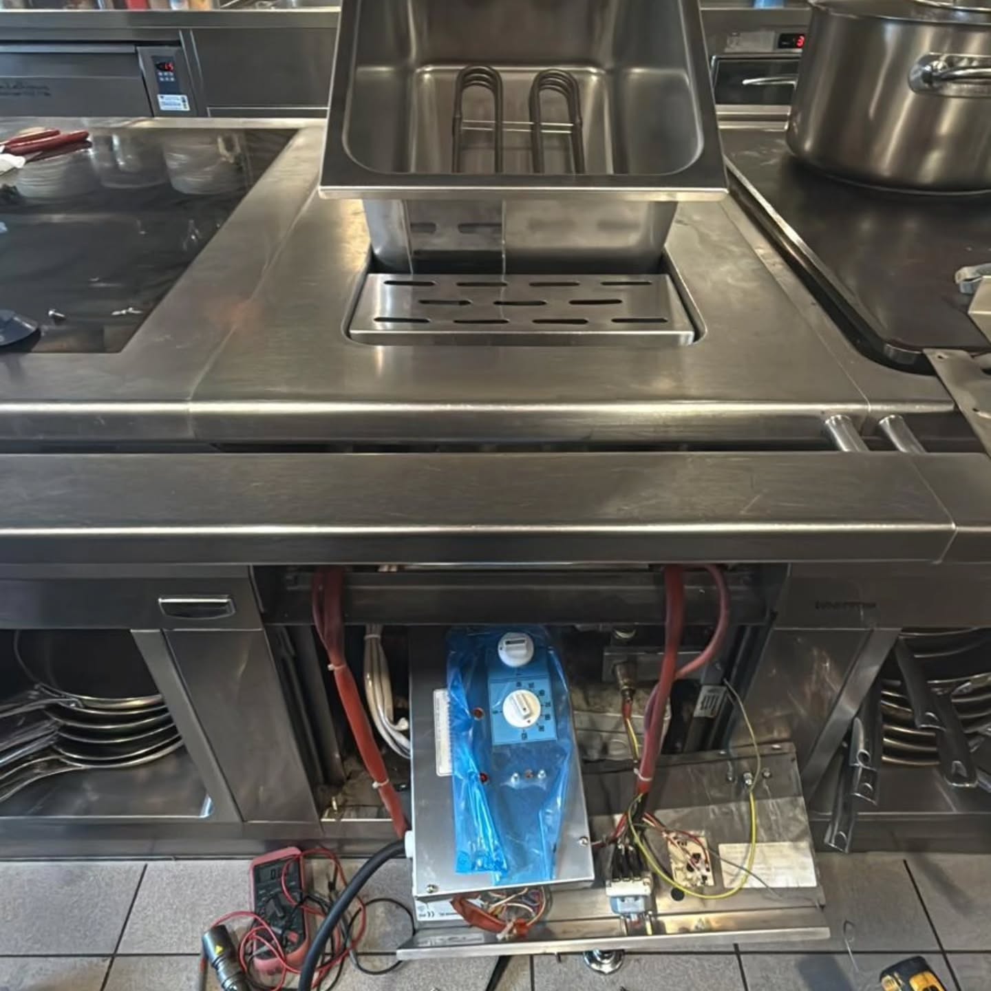 Installation sur-mesure d'un cuiseur à pâtes.
#appareilsdecuisine#cuisineprofessionelle#inox#sur-mesure