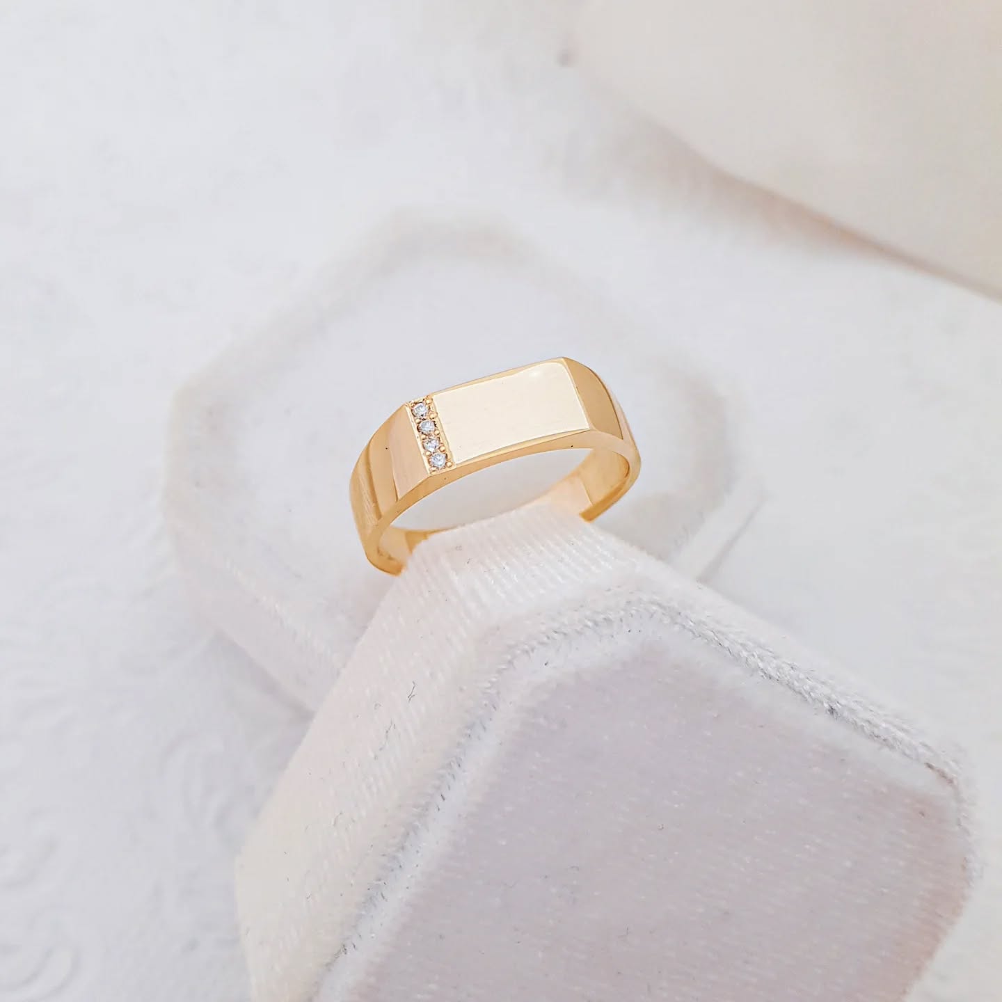 Gents 𝒔𝒊𝒈𝒏𝒆𝒕 𝒓𝒊𝒏𝒈 with a hint of bling
info@dewetjewellers.com