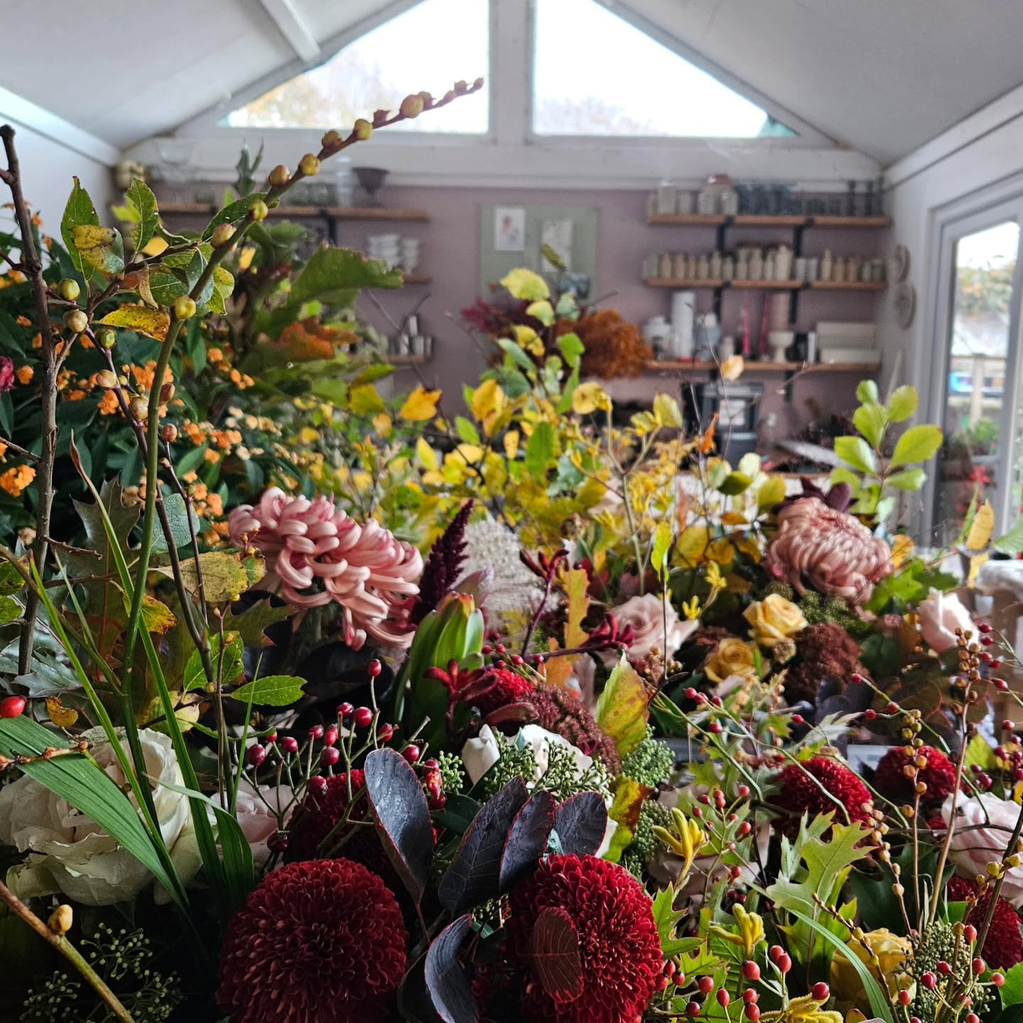 Time in the studio with flowers today and Radio 4..
I have to admit.. It's in a terrible pickle.. and I have my eyes on getting in there on Saturday and sorting it all out!!! Stuff everywhere... It does not help that Hubby has been inching his way in with boat stuff...
Thankfully this picture hides the mess..
#Dorset #dorsetlofe #florist #dorsetweddingflowers #dorsetweddingflorist #florist #flowersinstagram