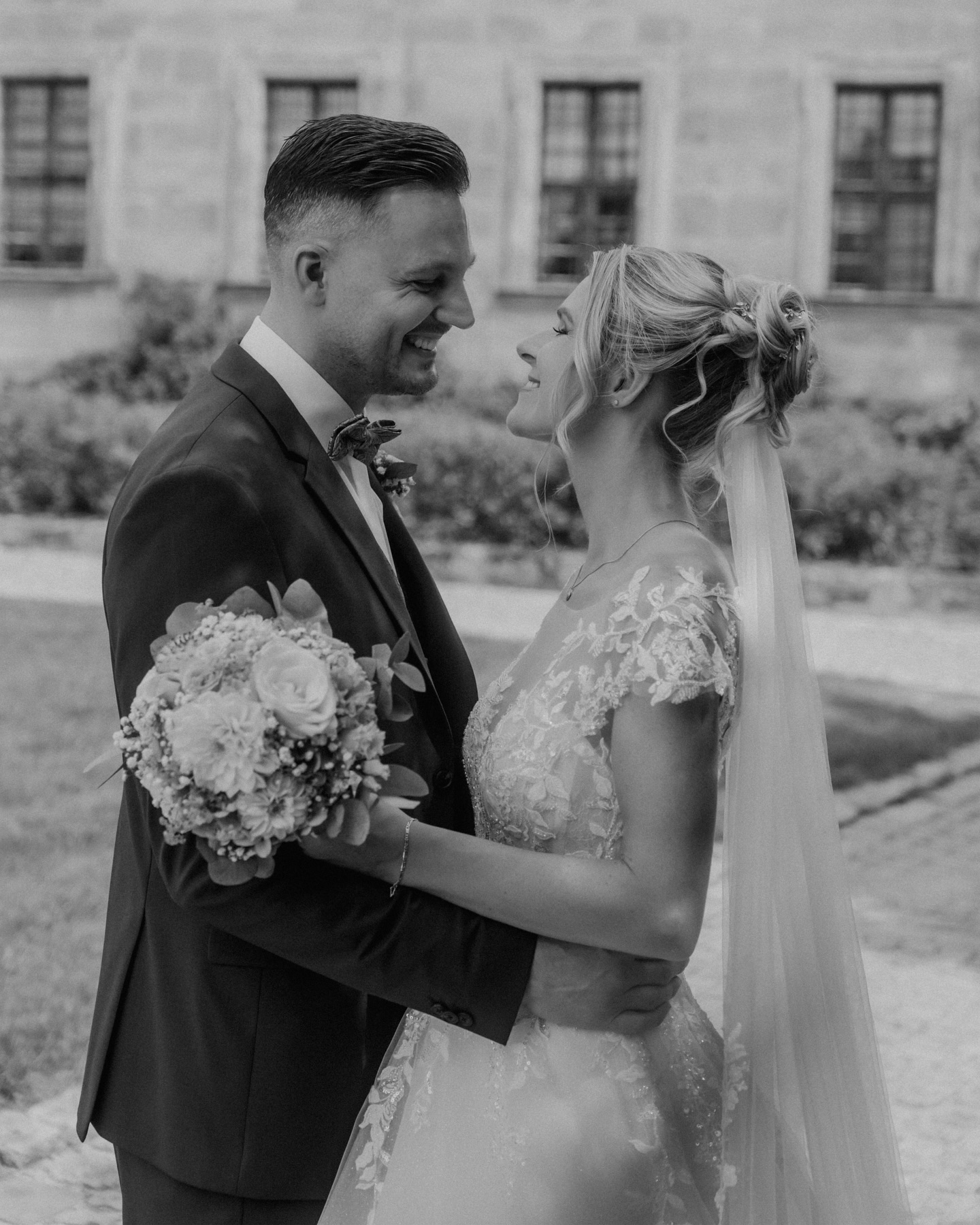 ✨The magic of getting ready & the first look✨
#gettingready #bride #wedding #groom #details #weddingphotography #weddingvibes #modernweddings #firstlookwedding #weddingphotographers #coburg #bamberg #weddingmorning #bridalmorning #weddinginspiration #storytelling