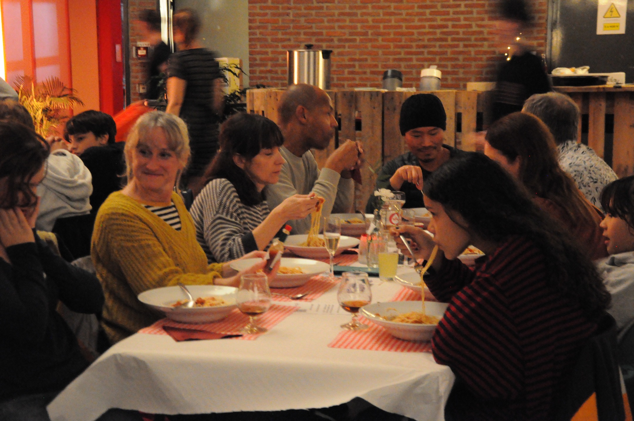✨ Wat een avond! ✨
Zaterdag veranderde onze sporthal in een sfeervol gigaspaghettirestaurant, waar meer dan 450 eters genoten van een heerlijk bordje spaghetti. Grote dank aan team Al Dente, dat de hele avond vlot, warm en met tonnen enthousiasme in goede banen leidde.
Een extra liefdevolle shout-out voor oud-collega Annelies, die in haar tearoom @silversand_tearoom de keukenvoorbereidingen tot in de puntjes verzorgde. Wat een prachtig teken van blijvend engagement voor onze school. ❤️
En natuurlijk: dankjewel aan alle ouders die langskwamen, onze zesdejaars die voor de bediening zorgden én aan al diegenen die een dessertje bakten ten voordele van onze leerlingenraad LEA.
Samen maakten jullie er een gezellige avond van, voor groot én klein. 🍝💛✨ #EinsteinAtheneum #SamenSchoolMaken