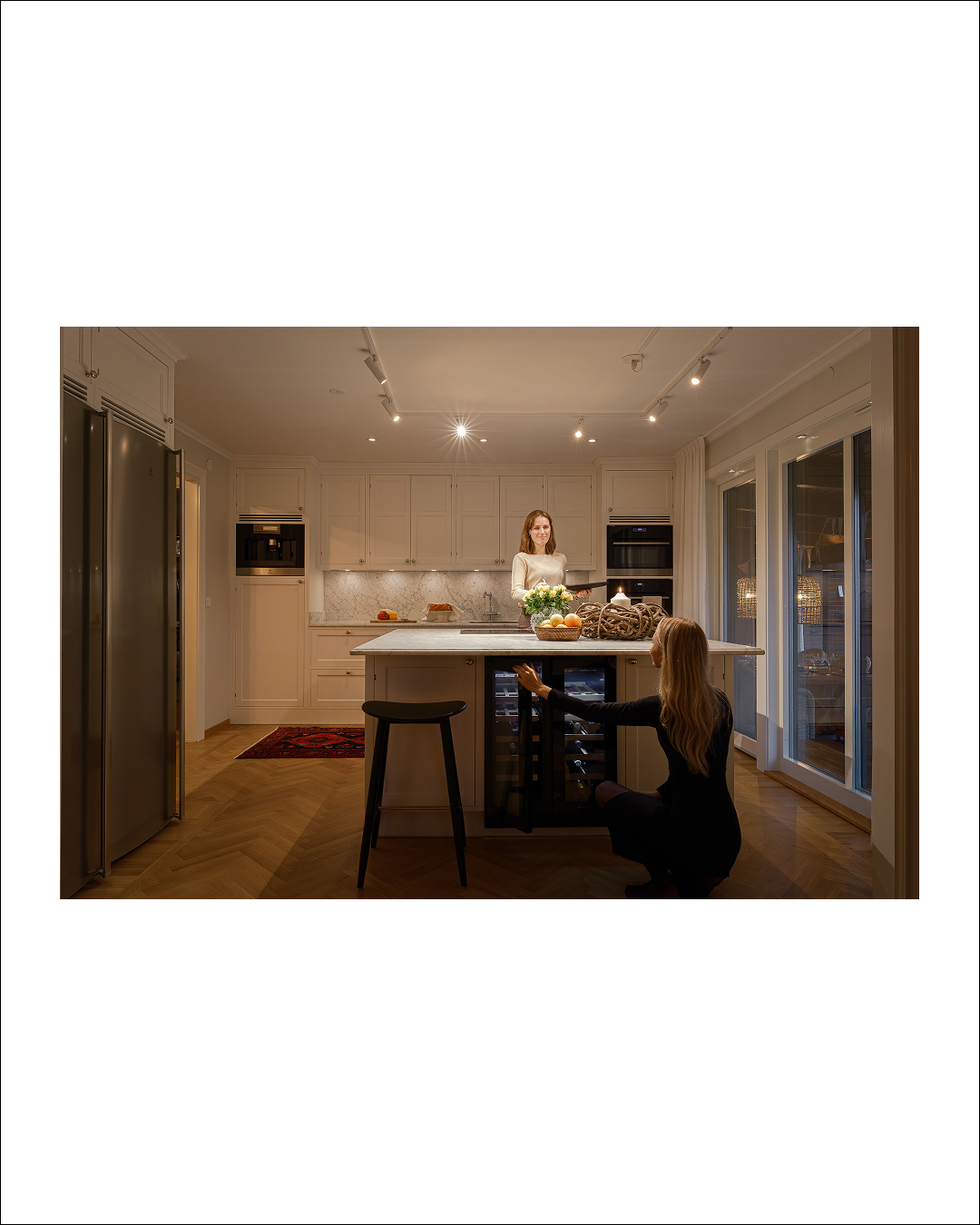 En villa i skymningsljus och statister för ovanlighetens skull!👌🏼
📸: @laszlomag
Mäklare: Peter Åkesson, @akessonmaklarbyra