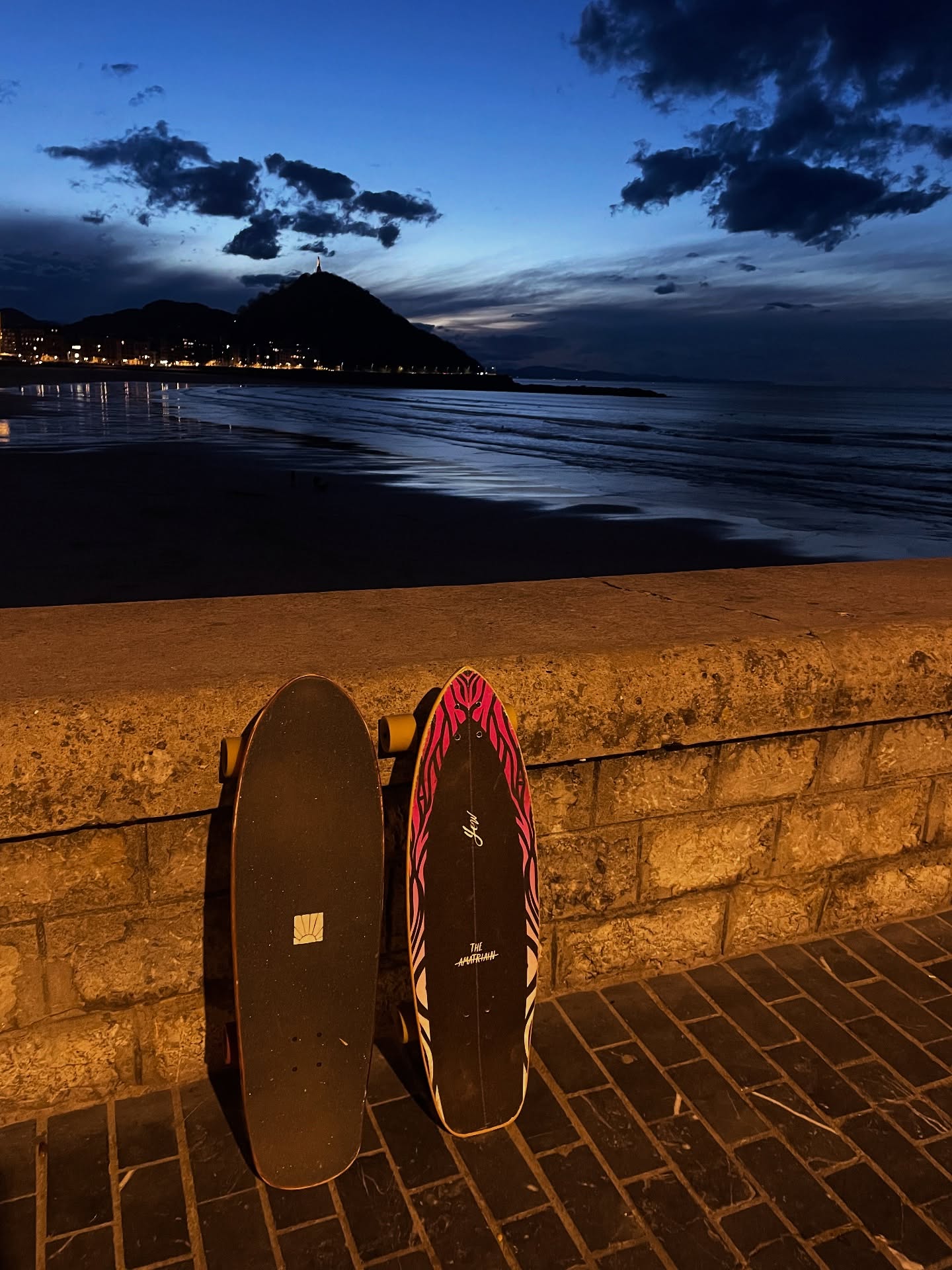 Day and night …. Enjoying the ride 🌊
~
~
~
#surfskate #citylife #cityride #donostia #dayandnight