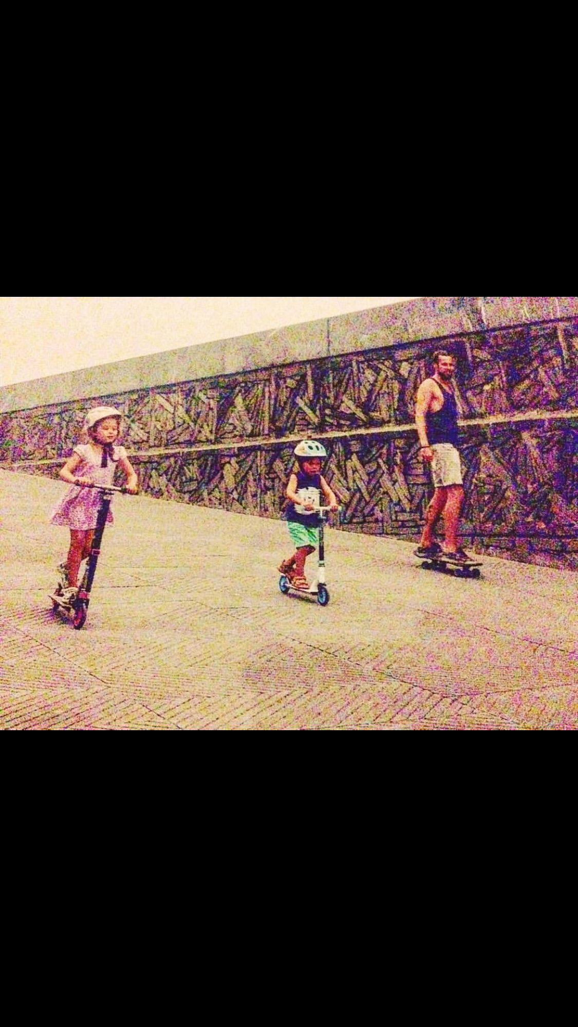 Picture 2017
Video 2025
~
Love
Tell them
Make them feel it
🖤🖤
~
~
~
#love #themkiddos #niol #cneuties #donostia #surfskate #slalom #letsroll