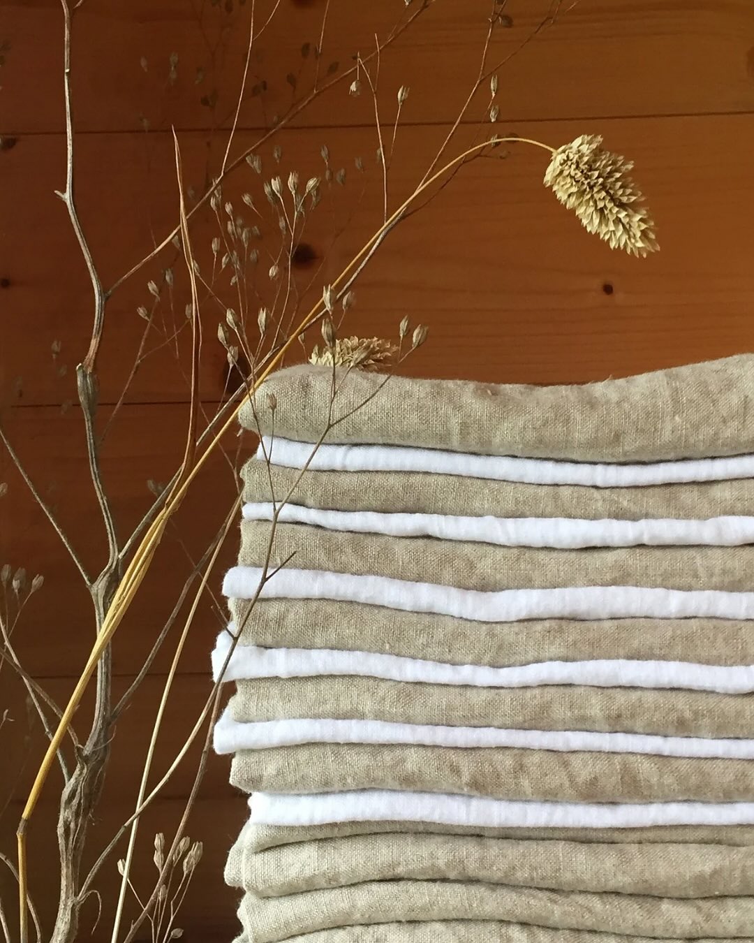 LUNDI — Nouvelle semaine, nouvelle aventure ✨
Le marché des créateurs est déjà derrière moi… et je garde encore ce sentiment chaleureux et réconfortant après les belles rencontres du week-end.
Aujourd’hui, une nouvelle semaine commence avec la préparation d’un événement qui me tient particulièrement à cœur : le Dolce Manufactura, le Salon des Métiers d’Art à La Hulpe @dolcelahulpe
Je m’y prépare avec enthousiasme pour vous présenter ce qui fait l’essentiel de Lina Luxe :
🌿 les vitraux de lin et les rideaux sur mesure,
🌿 le linge de bain ultra doux et moelleux,
🌿 et mes créations brodées pour sublimer vos tables de fêtes.
Cette semaine, je vous emmènerai avec moi dans les coulisses… ✨