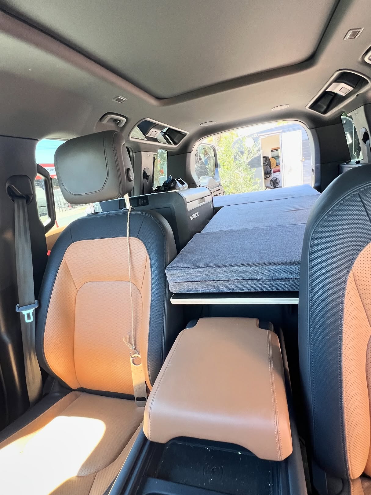 Land Rover Defender 5 Seater β
Custom Slim Camperbox 900
Split bed
Access to Top Load 45l @dometic
Access to @ontap.products
#kataDefender #landroverdefender110