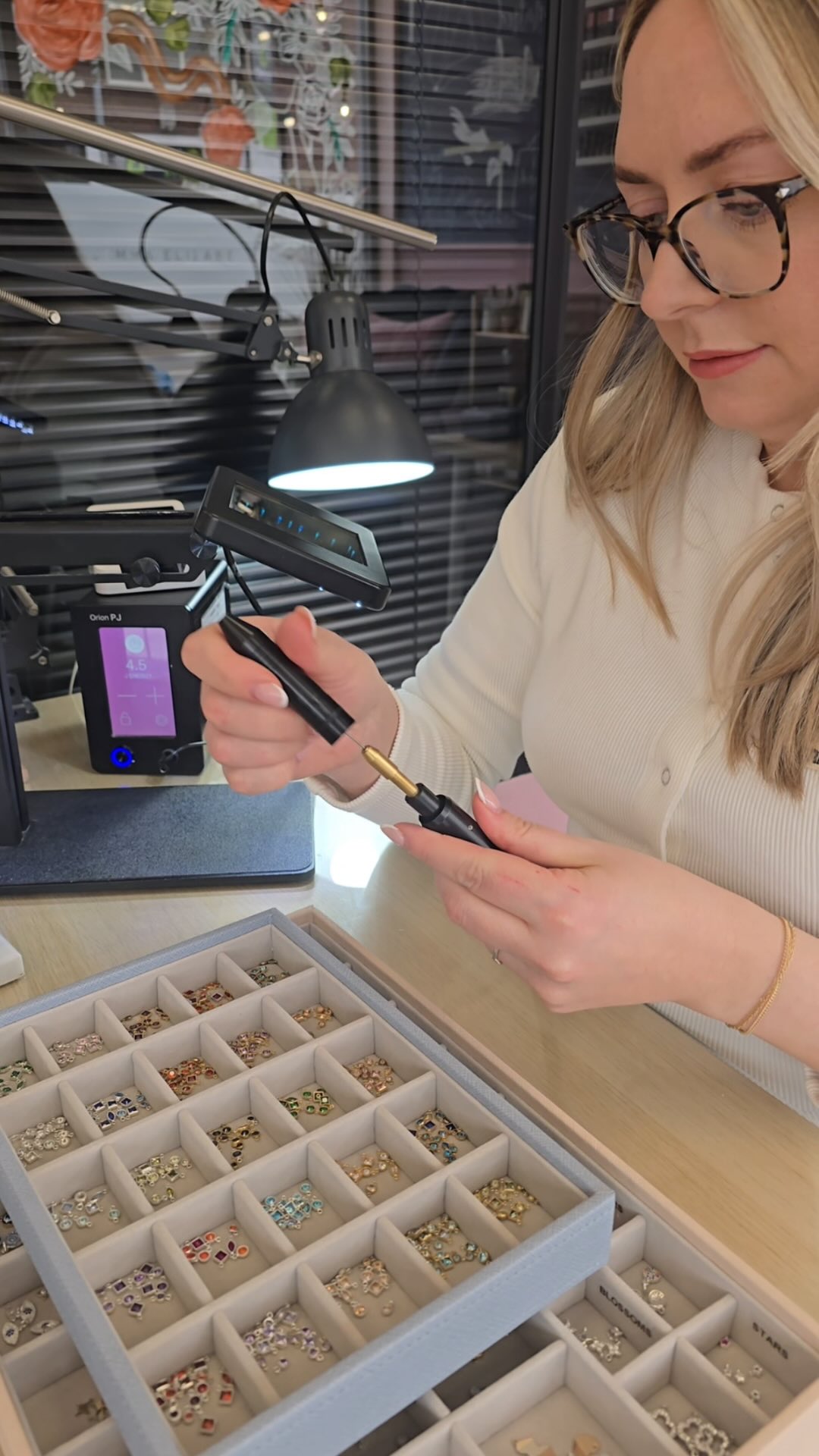 She literally has it ALL: the clothes, the perfume, the skincare, the car, the home…🏡👗🫧
But do you know what she doesn’t have?
A moment she’ll never take off⚡️
A gift that truly means something. Something to mark your friendship, your love for her, the connection you both share.
✨ Our gift vouchers are more than “just another present”, they’re the beginning of a forever memory between the two of you.
🎁 14k Gold-Filled & Sterling Silver
🫧 Waterpoof, life-proof & made to last
📍 Staffordshire studio | @jemmaelizabethbeauty
Tap the link in bio to gift the moment she’ll be talking about for the entirety of 2026✨