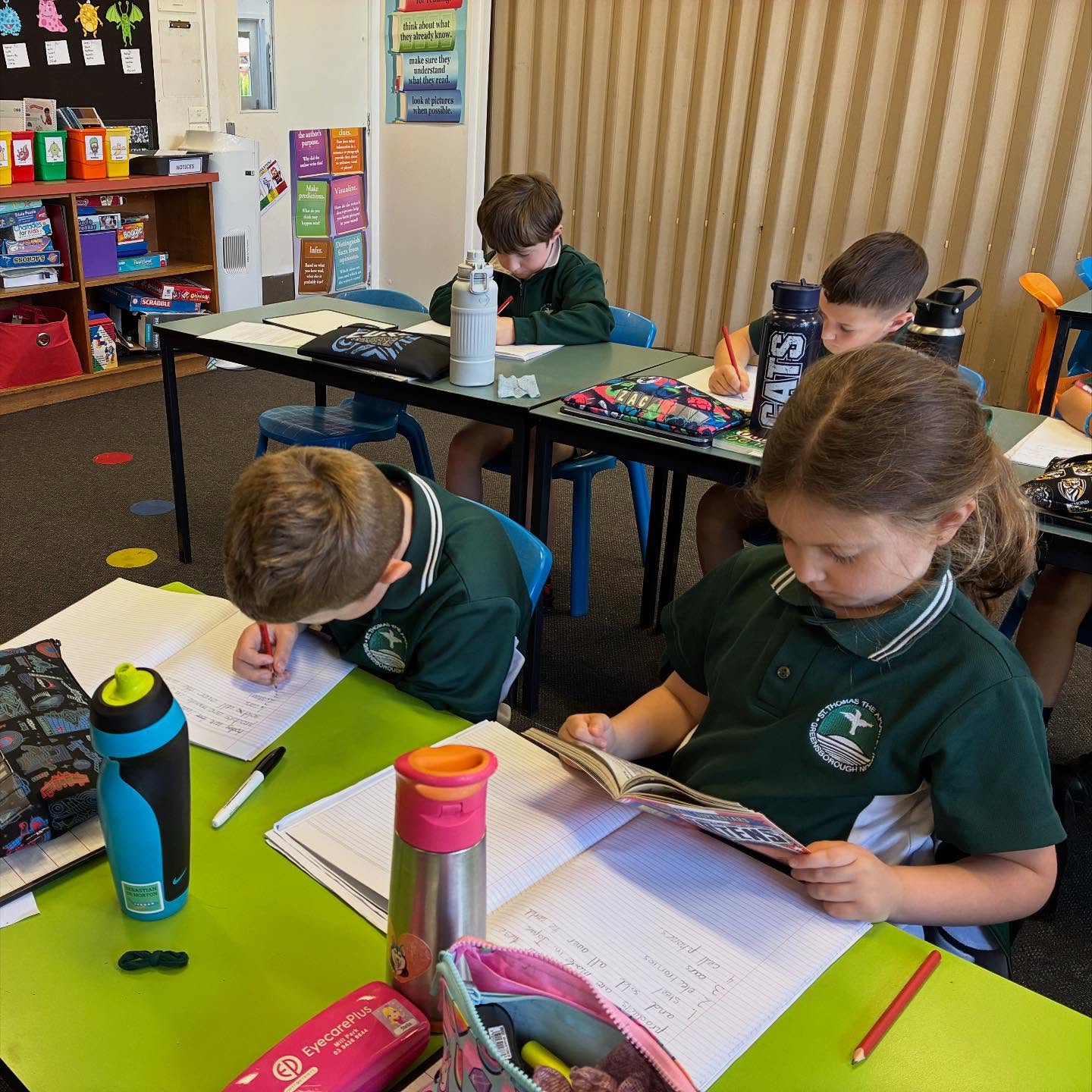During our literacy morning block, our Grade 2 students have been hard at work strengthening their sentence structure and grammar skills.
These photos capture them engaged in writing tasks, collaborating with their peers, and taking pride in their learning.