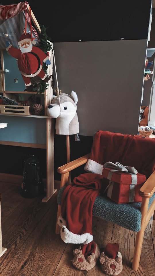 Doux dimanche en famille ✨️
Le christmas shop est ouvert 🎄
De 10h à 19h, les jours non scolaires,
La boutique est tenue par un frère et une sœur adorable 🎅🤶
Dans leur rayon, jouets, décorations, petits biscuits et chocolat chaud 🍪
Les moyens de paiement acceptés sont les pièces en or ou en chocolat, les billets en papier et les bisous 🎀
#christmasgift #christmasshop #magasinenfant #jeudenoël #jeuenfamille #dimanche