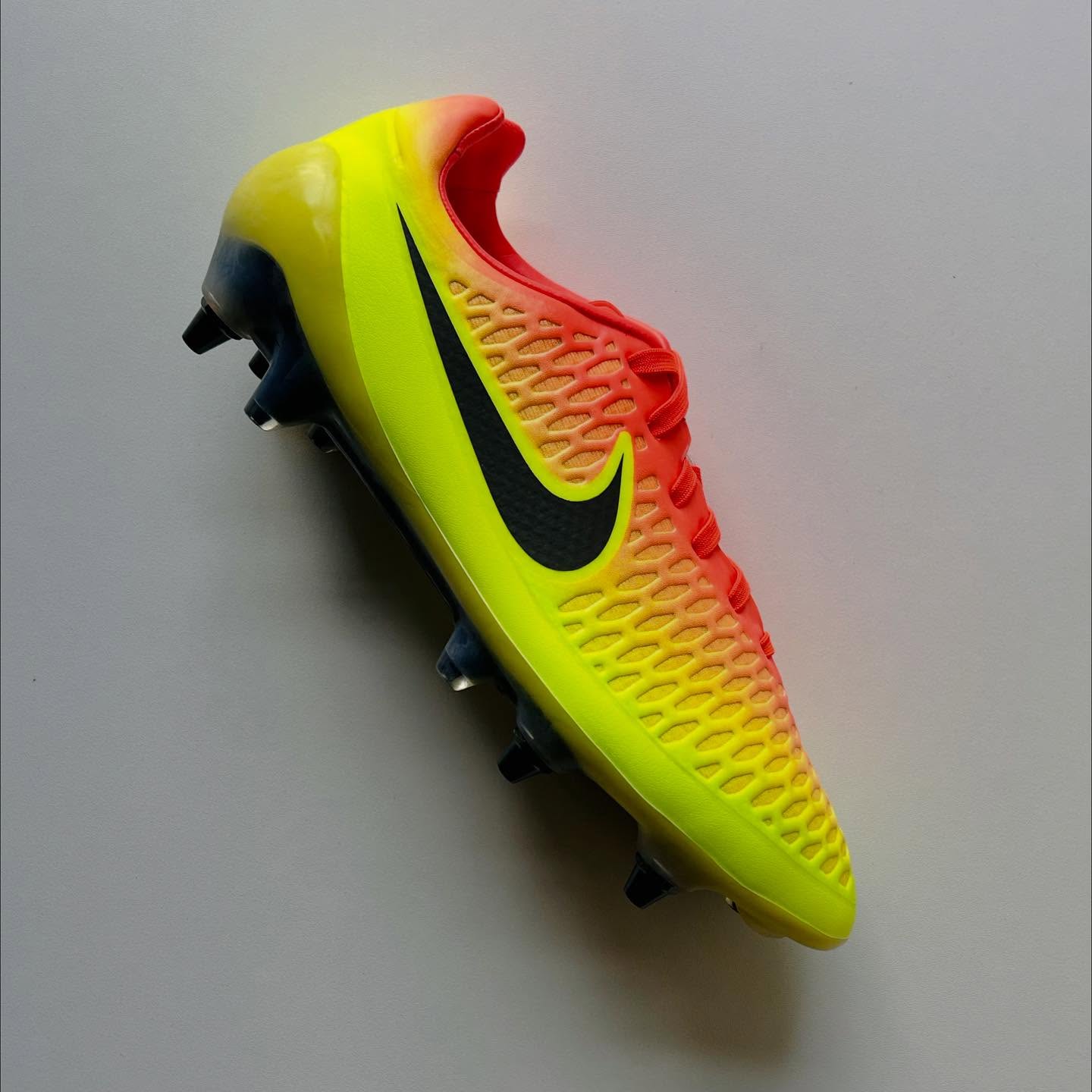 Control. Vision. Spark.
The Magista Opus from the Spark Brilliance Pack in Crimson, Black & Volt was built for midfield generals—players who stop the game to start it. Sleek, bold, and engineered for finesse.
It’s more than a boot; it’s a command centre at your feet.
#NikeMagista #SparkBrilliancePack #ControlBoots #PlaymakerGear #FootballBoots #RareBoots #BootCollector #BootsFinder #VisionOnThePitch