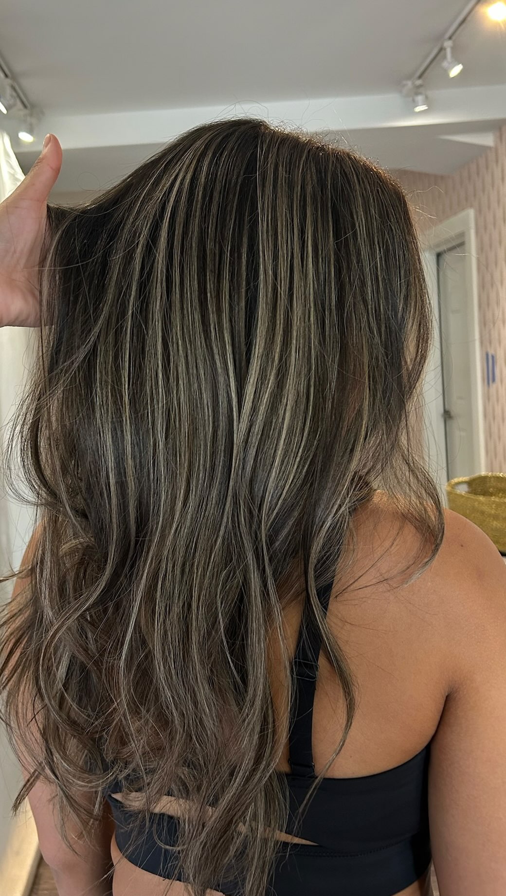 The perfect balance of contrast + blend 👏
Transformation magic by @jazmhair
#nativemane #atlsalon #atlhair #hairtransformation #dimentionalbrunette