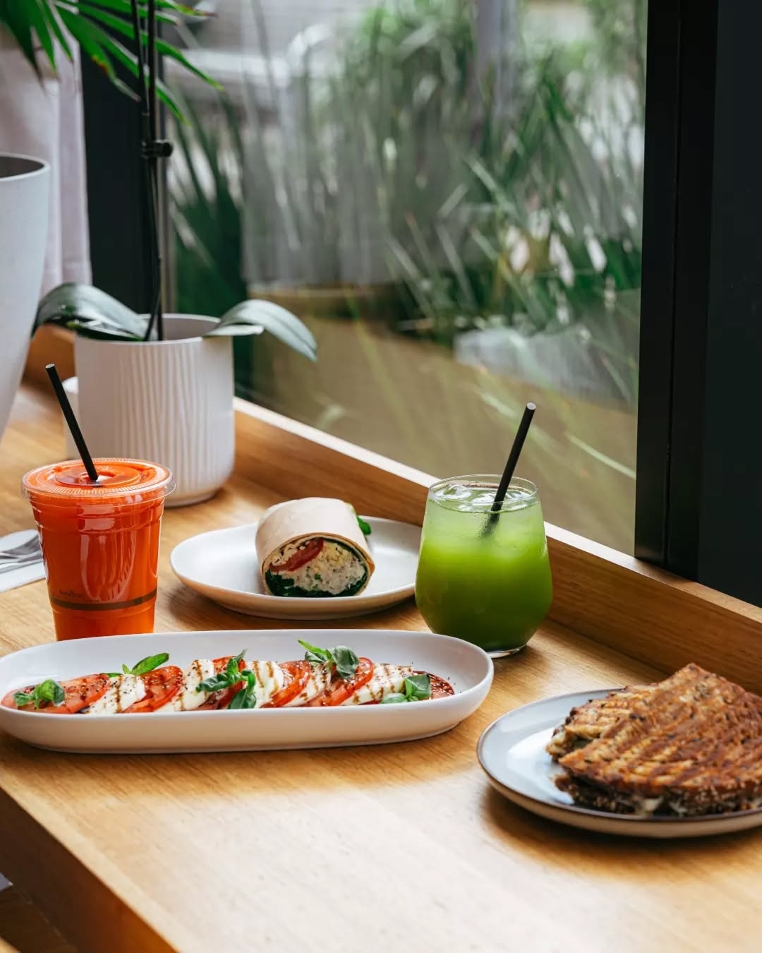 Something fresh, something toasted, something green. Lunch at Silvs is all about simple food made well — served daily.