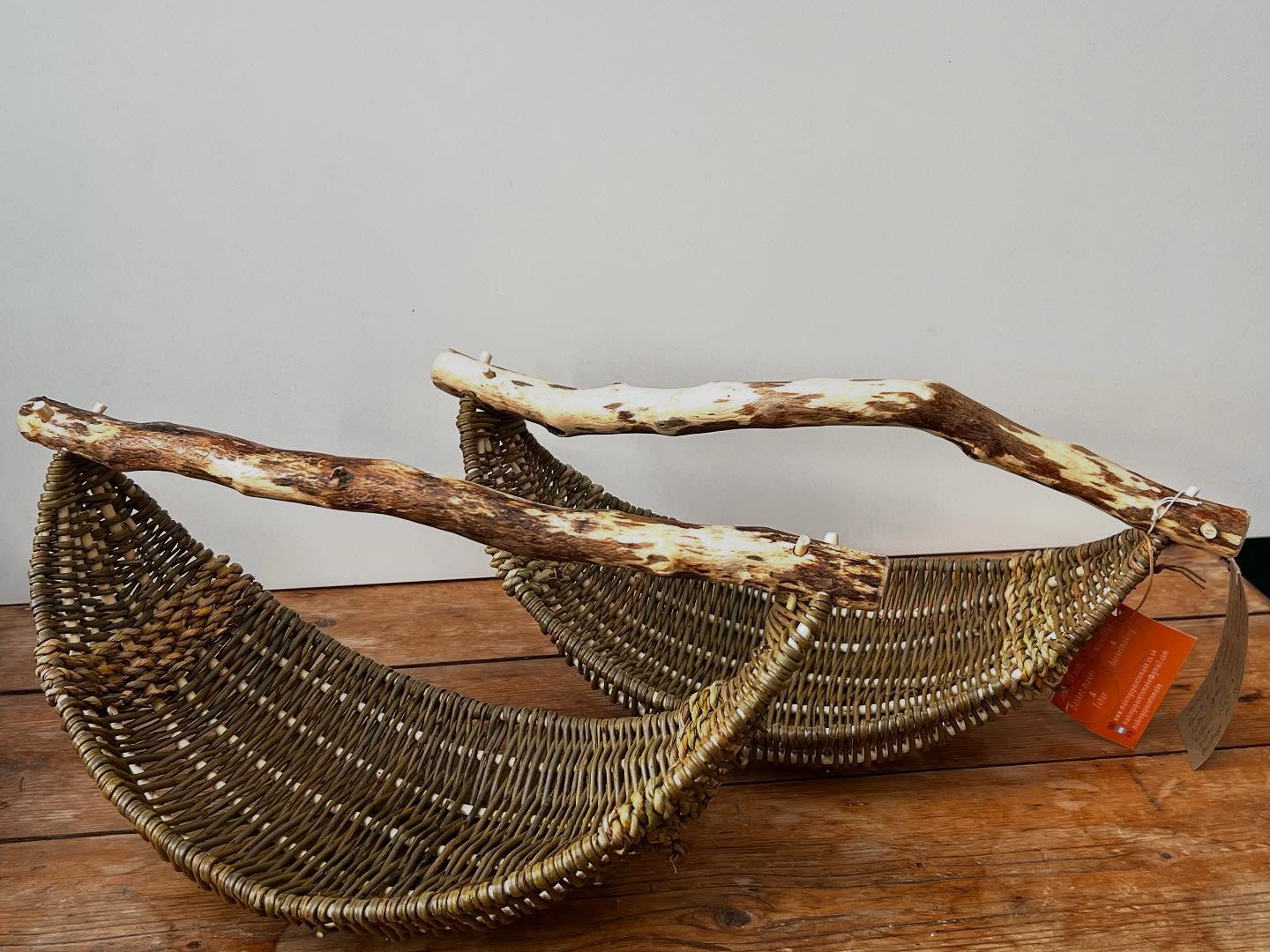 These two baskets share a branch . If I’m right I think it’s spalted beech and it caught my eye while out on a run , it just had to be collected from the woodland floor and brought home.
It was easy to know how to use it as I am loving weaving these swallow baskets at the moment, they are the perfect marriage of beautiful wood, joyous framework weaving and with the added option of soft fibres for extra colour and texture, they are fun.
This pair are woven with Dickie Meadows willow and cordage made from rush and sedge all harvested just up the road in Somerset.
I’ll be bringing these to @cruxcraftfair where I’ll be joining other marvellous makers from 29-31 Nov
Here are the opening times
Fri 29 Nov 12-6
Sat 30 Nov 10-5
Sun 31 Nov 10-4
Do come and meet us and enjoy shopping for beautiful , original hand crafted gifts.
#cruxcraftfair #makingspacetomake #willowbaskets #handwoven #handmade