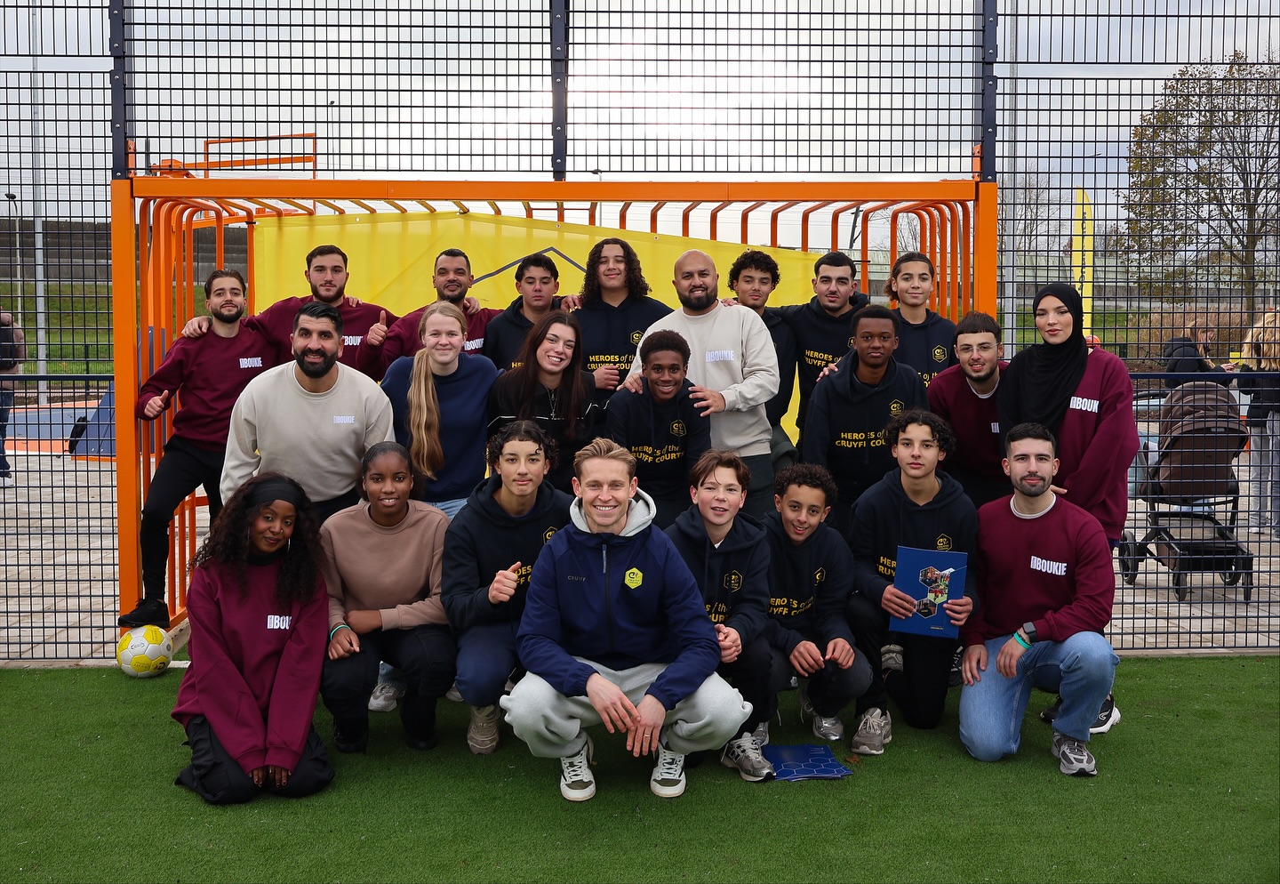 Vandaag was het zover! ⚽
De officiële opening van het nieuwe Cruyff Court in Gorinchem, vernoemd naar @frenkiedejong, waarbij Frenkie zelf aanwezig was om dit moment samen met de stad te vieren! 🙌
Ook de Heroes of the Cruyff Courts stonden vandaag op het veld. Dit jongerenprogramma geeft jongeren uit de stad de kans om hun talenten te ontdekken én evenementen te organiseren voor hun community. Onder begeleiding van coach Mohamed Boukrouche hebben zij opnieuw laten zien wat kracht, samenwerking en doorzettingsvermogen betekenen.
Extra bijzonder: de Heroes mochten vandaag hun certificaten in ontvangst nemen, persoonlijk overhandigd door Frenkie de Jong!
De dag stond volledig in het teken van sport, plezier en saamhorigheid. Een prachtige stap voor de jeugd in Gorinchem én voor onze stad!
Met speciale dank aan @gemeentegorinchem en de @cruyfffoundation voor het realiseren van dit prachtige veld. 🙏
#johancruyff #cruyffcourt #cruyfffoundation #gorinchem #talent #jongeren #stichtingboukie #frenkiedejong #cruyffheroes