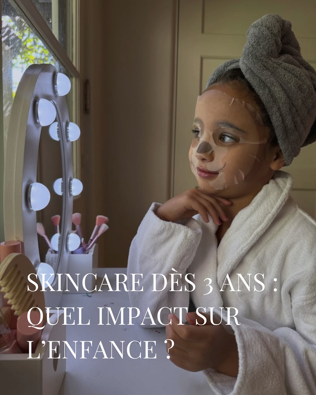 La skincare dès 3 ans fait réagir.
Et c’est normal. Au-delà du produit, c’est un signal culturel alarmant.
Notre société valorise de plus en plus l’enfant “mini-adulte” :
habitudes d’adulte, codes esthétiques d’adulte, routines d’adulte.
Tout va plus vite, plus tôt.
🤚Posons nous 30 secondes et remettons l’église au milieu du village.
À 3 ans, l’enfant ne cherche pas à “être mieux”.
Il découvre qui il est.
Il construit sa sécurité intérieure, son identité, son rapport aux autres.
Une routine beauté à cet âge, au mieux n’a aucun sens pour lui.
Au pire, elle brouille la construction de sa confiance en soi.
Et non, cela n’a rien d’un « moment de partage ».
Le rituel parent-enfant peut être magnifique,
à condition de répondre aux besoins de l’enfant, pas aux projections du monde adulte.
L’esthétique ne fait pas partie du monde de l’enfant. Ne tombons pas dans ce piège aux apparences bienveillantes.
Chaque chose en son temps.
Les enfants auront toute une vie pour faire face aux injonctions sociales.
Laissons nos enfants… être des enfants.
🧷J’ai écrit un article à ce sujet — le lien est en bio
#petiteenfance #developpementdelenfant #childdevelopment #earlychildhood #education #montessori #parentalite #parentaliteconsciente. #psychologiedelenfant