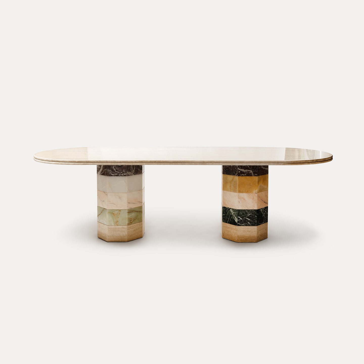 Dans l’atelier, on a réuni tout ce qui fait l’âme de Studio Gaïa : nos pieds Gisou, nos colonnes octogonales, nos jeux de rayures minérales. De là est née cette table sculpturale de 260 × 110 cm, imaginée comme une pièce d’architecture intérieure.
Un assemblage de marbres et d’onyx choisis un à un, une silhouette adoucie par un profil arrondi en double courbe, et un plateau à la présence généreuse, porté par un travail de taille d’une précision absolue.
Chaque nuance, chaque veine, chaque arrête répond aux besoins de ma cliente et à l’énergie de sa maison. C’est du sur-mesure intégral, de la recherche des pierres jusqu’à l’harmonie finale dans sa cuisine.
Un projet pensé, dessiné et réalisé comme on aime : clé en main, profondément personnel, et entièrement façonné pour elle.
Pour toute demande sur-mesure, n’hésitez pas à nous contacter.
—
Drawing from the very essence of Studio Gaïa, our Gisou bases, our octagonal silhouettes, our signature stone stripes, we created this sculptural 260 × 110 cm table as a true piece of interior architecture.
A composition of marbles and onyx selected one by one, softened by a gently curved double edge and a generously proportioned top shaped with absolute precision. Every nuance, every vein, every angle has been designed to echo my client’s needs and the atmosphere of her home.
A fully bespoke creation, from the choice of stones to its perfect harmony within her space.
For custom enquiries, feel free to contact us.