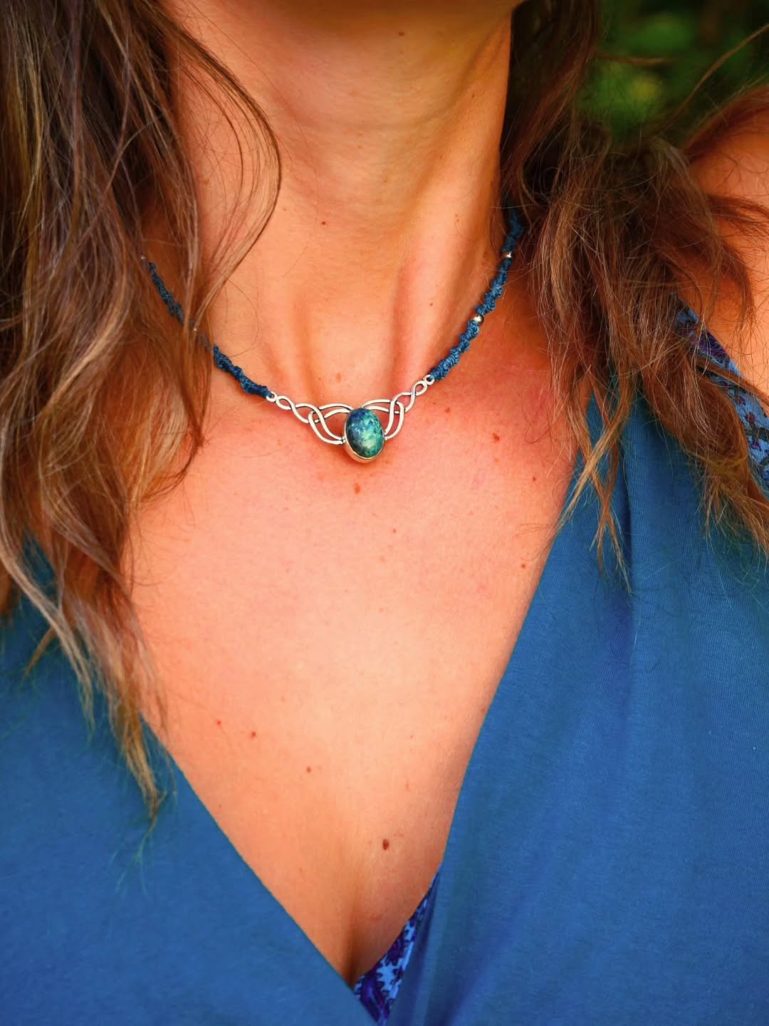 💙 Collier Pachamama 💙 Avec cette magnifique chrysocolle sertie de laiton argenté, délicatement tissée en macramé, vous allez rayonner !
👉 Disponible sur la boutique en ligne 🤗 https://www.lesptitsnoeudsdeclemii.fr/boutique
#chrysocolle #pierresnaturelles #bijouxpierresnaturelles #bijouxargentés #bijouxmacrame #collierfemme #collierpierrenaturelle #colliercoloré #colliermacramé #collierboheme #pachamama #bijouxpachamama #ideecadeau #cadeaunoelfemme #colliereglable