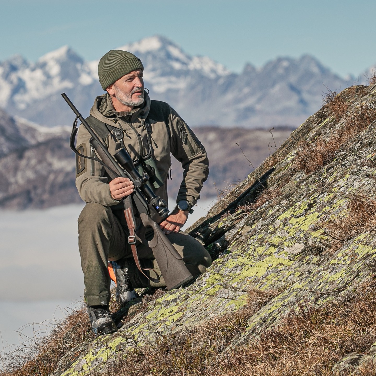 🇦🇹 Bergjagd 🏔️ Es gibt Momente im Hochgebirge, die kann man nicht planen: Wenn die Wolkendecke unter dir liegt wie ein wogendes Meer, die Luft glasklar ist und jeder Schritt über Fels und Latschen nach Abenteuer riecht.
#bergjagd #jagdlichermoment #schussundstille #jagdmagazin #gamsjagd #alpenjagd #hochgebirge #jagdleben #jageninösterreich #huntinglifestyle #mountainhunting #stillederberge #hunt