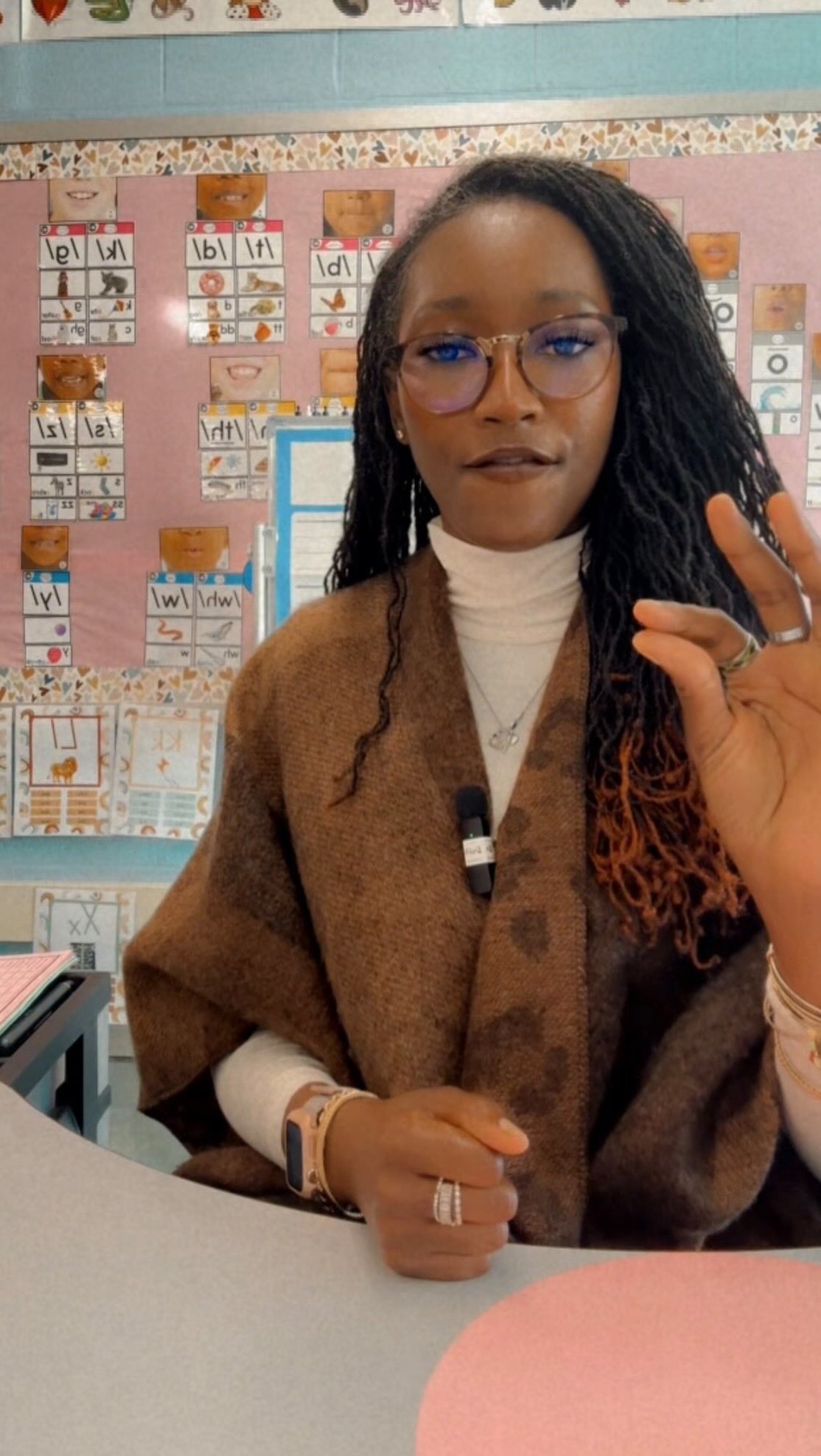 First sound awareness helps scholars hear the very first sound in a word it’s all about tuning their ears! 👂🏾
If you say “fall” and they can tell you it starts with /f/, they’re building early reading skills.
Why it matters:
When scholars can hear the first sound in words, they’re ready to connect sounds to letters and become confident readers.
Try this at home:
🎒 “What sound do you hear at the start of milk?”
- /m/
🎒 “Say bat. What’s the first sound?”
-/b/
Little sounds lead to big readers. You’ve got this, Learning Partners! 🌟📚
#fyp #Teacher #blackparenting #phonemicawareness #teacherofinstagram #literacy #explore