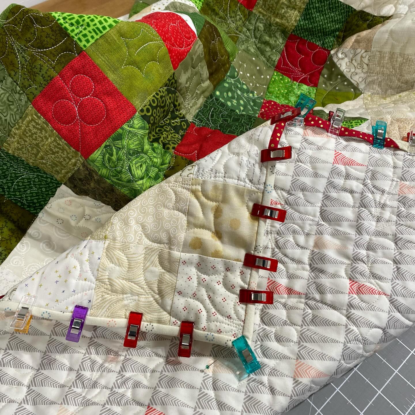 Feels so good to nearly have a finish - this is the last corner to stitch down 👏
This quilt hasn’t made it to my grid yet - it’s the one I made on retreat in October. Can’t wait to share the whole thing … and have a quilt in the bed shortly ❤️
#quiltingbinding #cutandalterstudio #cutandalterlongarmquilting #cutandalterwreathquilt #wreathquilt #hollywreath #scrappyquilt #cutandalterusingupmystash #cutandalterwip #cutandalterwip2025 #wonderclips #wonderclipsinaction