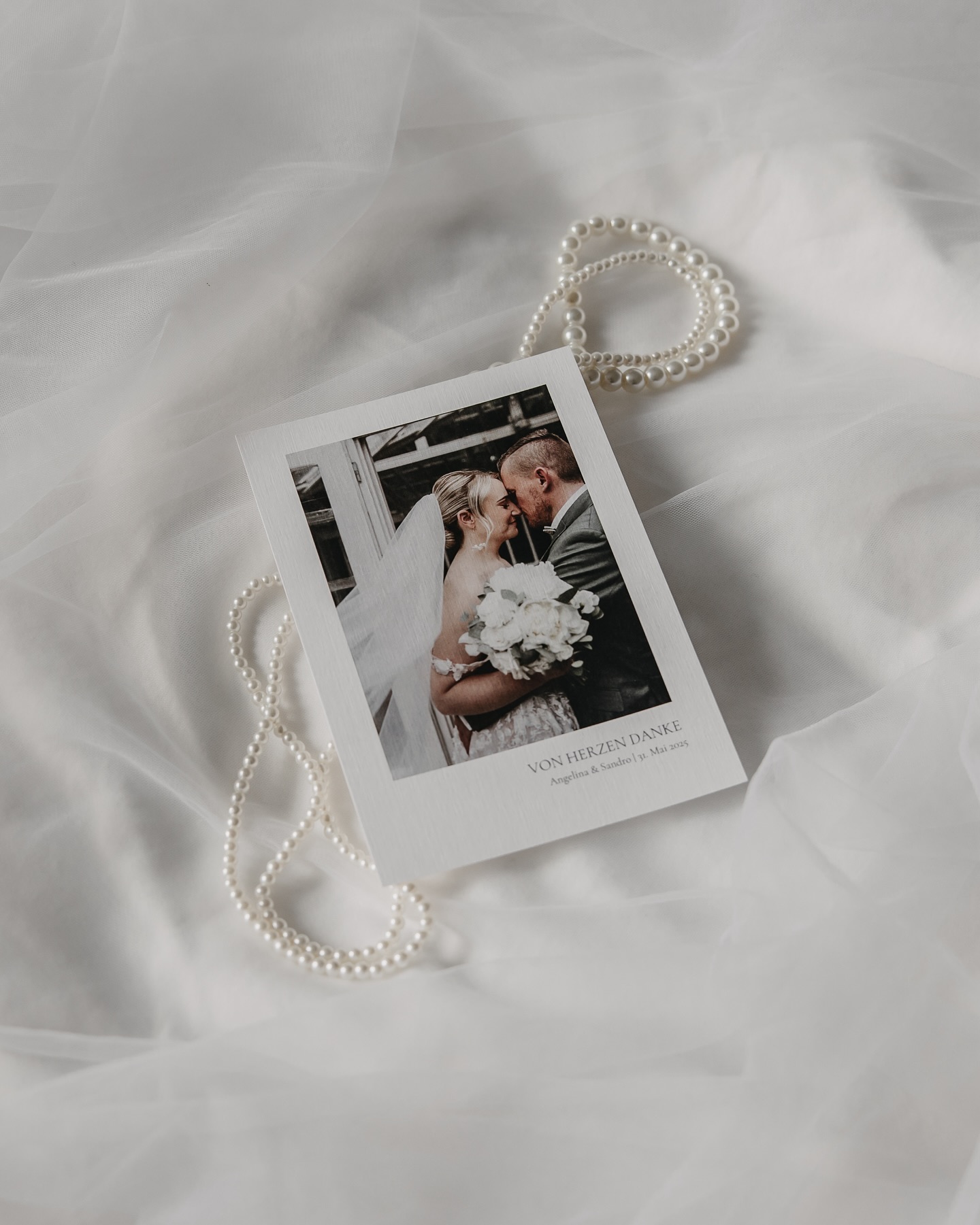 ✨ Dankeskarten, die berühren und in Erinnerung bleiben. ✨
Nach der Hochzeit bieten Danksagungskarten die perfekte Möglichkeit, Wertschätzung auszudrücken und besondere Momente mit euren Liebsten zu teilen. Individuell gestaltet und mit euren Fotos veredelt, werden sie zu einem persönlichen Erinnerungsstück und runden euren großen Tag elegant ab.
💌 Jetzt anfragen – eure Premium-Papeterie für zeitloses Editorial-Design. ✨🤍
•
•
•
#dankeskarten #danksagungskarten #danksagungen #dankeskartenhochzeit #hochzeitspapeterie #editorialdesign #luxurystationery #editorialwedding #weddingstationery #exclusivewedding #individuellepapeterie #dankesagen