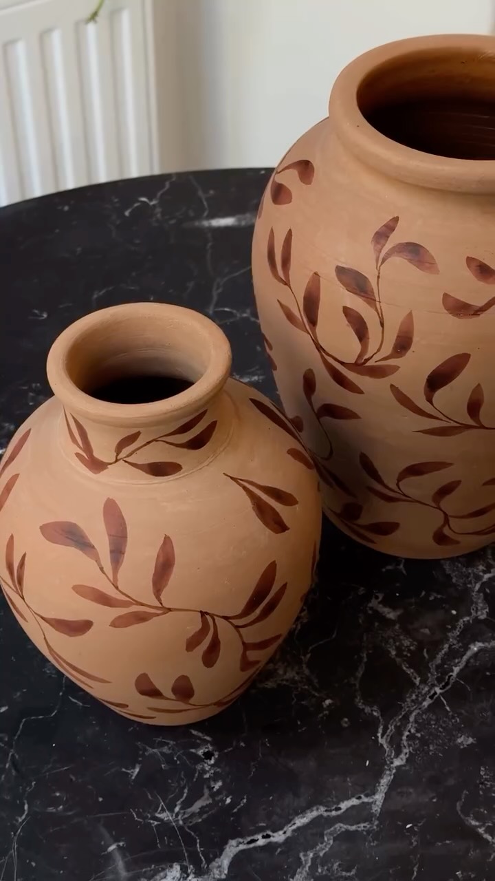 My hand-painted vases have arrived at @andfriends_store ✨ Painting on objects has become one of my favourite ways to work, and I’m so glad to collaborate with Yasmin @thegirlbehindabrand, who always trusts me with her beautiful ceramics.
Alongside this batch of terracotta vases, you’ll also find two painted candle sticks.
Available now ✨
#handpaintedceramics #terracotta #viennaartist