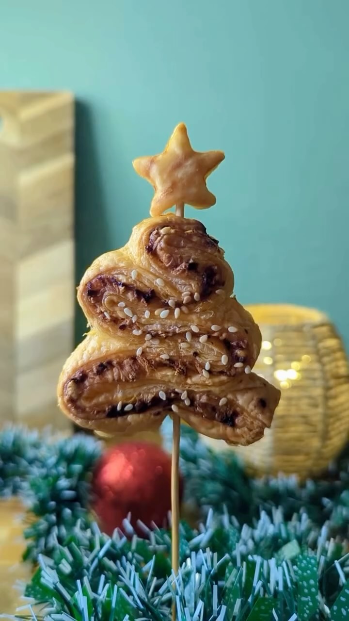 🎄 Le sapin le plus gourmand de Noël !
Notre feuilleté pesto rosso débarque dans le menu spécial Noël… croustillant, festif, irrésistible 🔥
Prêt à régaler tes invités ? ✨
#montpellierfood #montpellier #catering #traiteur #traiteurévénementiel #reelfood #noel #recettenoel #buffetdinner #foodlover