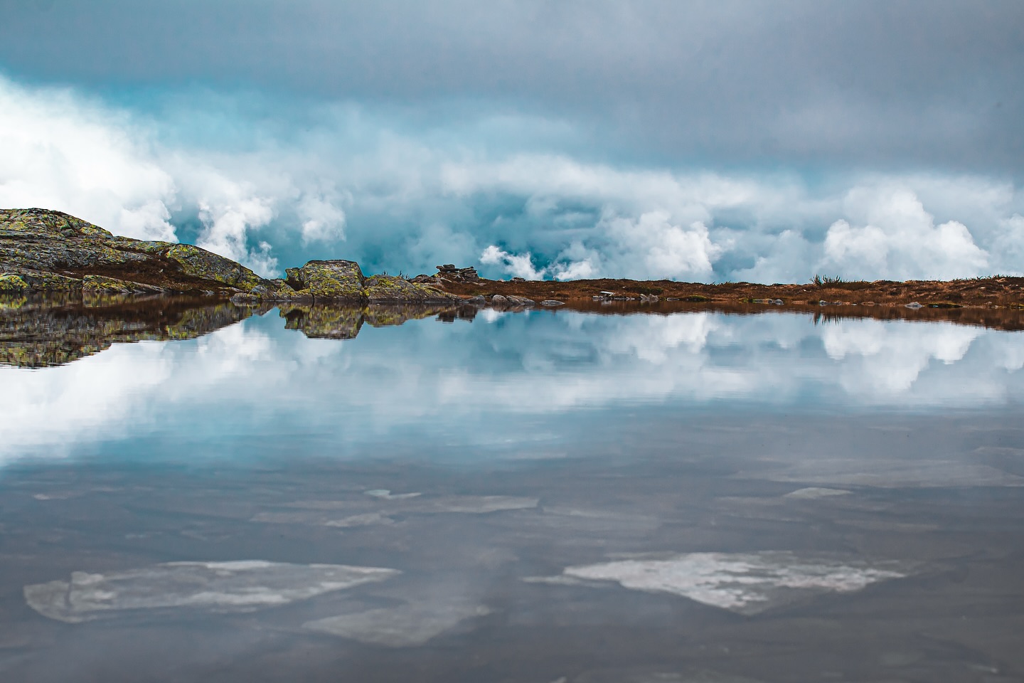 stamattina, mentre guardavo le foto di un posto che visiterò a breve, mi sono commossa. all’inizio non mi era chiaro il perché avessi avuto quella reazione, che però ho accolto con serenità. credo sia stato l’insieme di diverse cose: l’eccitazione di essere riuscita a trovare il tempo e il modo di visitare un posto nuovo con poche settimane di anticipo; l’idea di una nuova esperienza da sola; l’incanto di quei paesaggi sconfinati e selvaggi… l’anno scorso è stato l’anno in cui ho viaggiato di più in vita mia, mentre quest’anno probabilmente è quello in cui ho lavorato di più su me stessa.
e sarò ripetitiva ma sono molto grata di non aver mai mollato. ho avuto dei momenti davvero molto intensi in cui mi sembrava che l’ansia avesse ripreso il sopravvento, in cui mi sono spaventata, in cui mi sembrava di fare passi indietro invece che avanti, in cui mi sono sentita sola. ma mi ero ripromessa di non dimenticarmi più che sono in grado di fare tutto. questa promessa non è il punto di arrivo, ho capito che devo continuare a tenerle fede seguendo le mie passioni e questa voglia bellissima che ho di provare sempre cose nuove, di mettermi un po’ alla prova e di conoscermi sempre più a fondo 🌸🫶🏼
le foto sono miste tra Norvegia e Nuova Zelanda, un po’ come mi aspetto che sia il posto in cui andrò 🫢