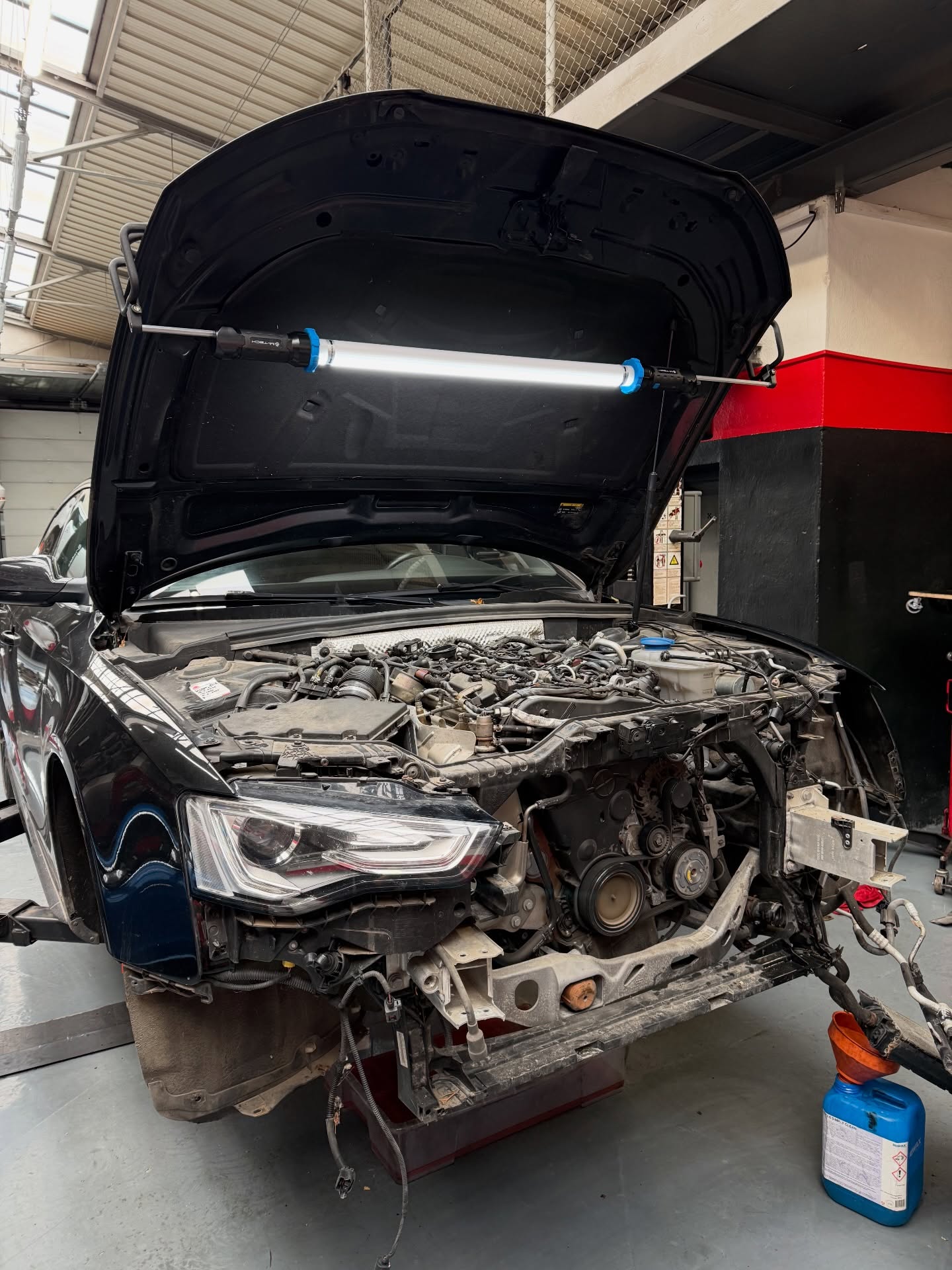 Audi A5 2.0 TDi
.
Výměna rozvodů s originální vodní pumpou včetně řemínku olejového čerpadla, přední kladky s napínákem. Olejový servis
.
#audia5 #audi #service #timing #oil #change #filters #work #brno #car #mechanic #road #czech #black #job #team